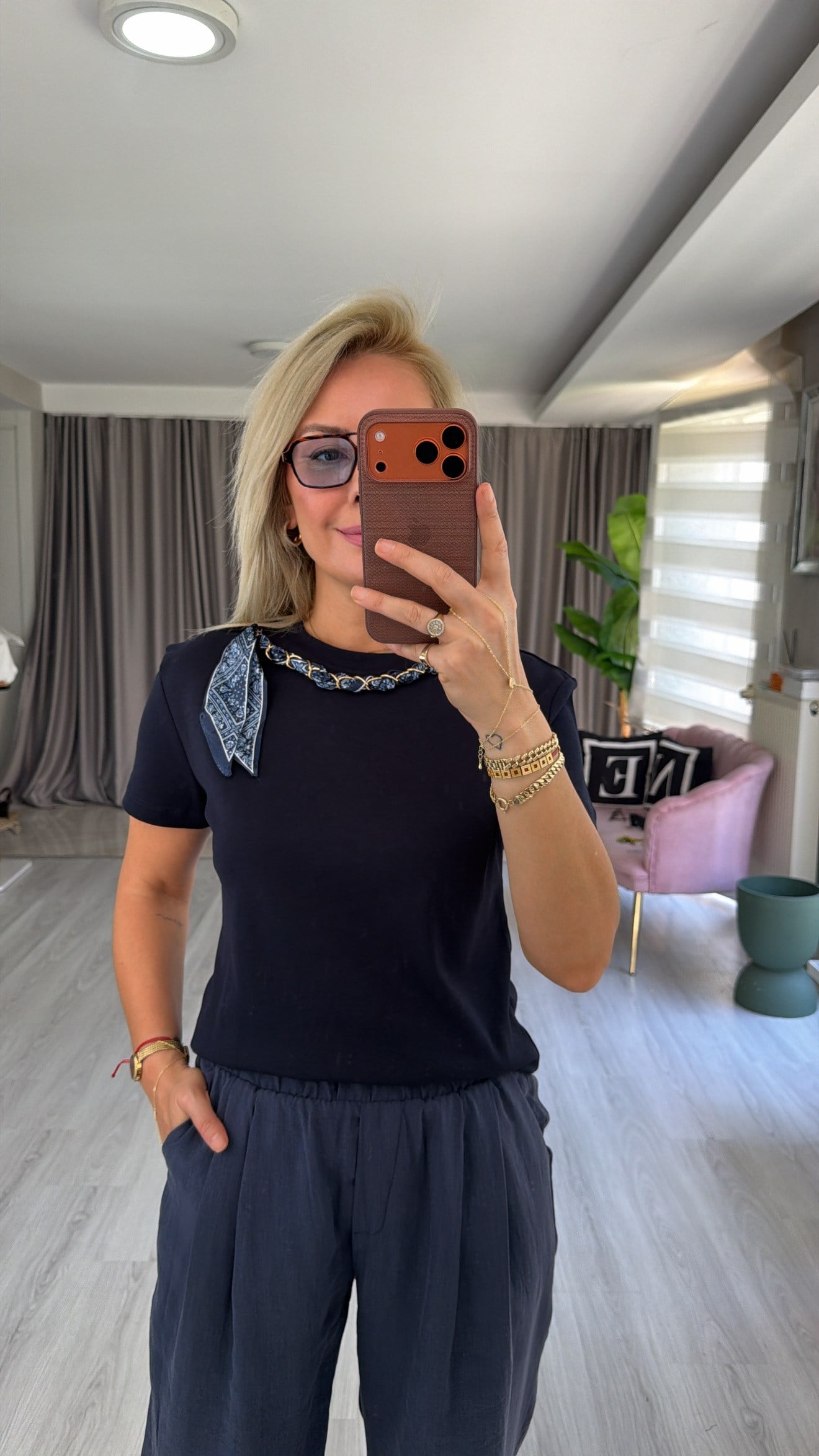 Orijinal Marka Çıkabilen Zincir Fularlı Lacivert T-Shirt