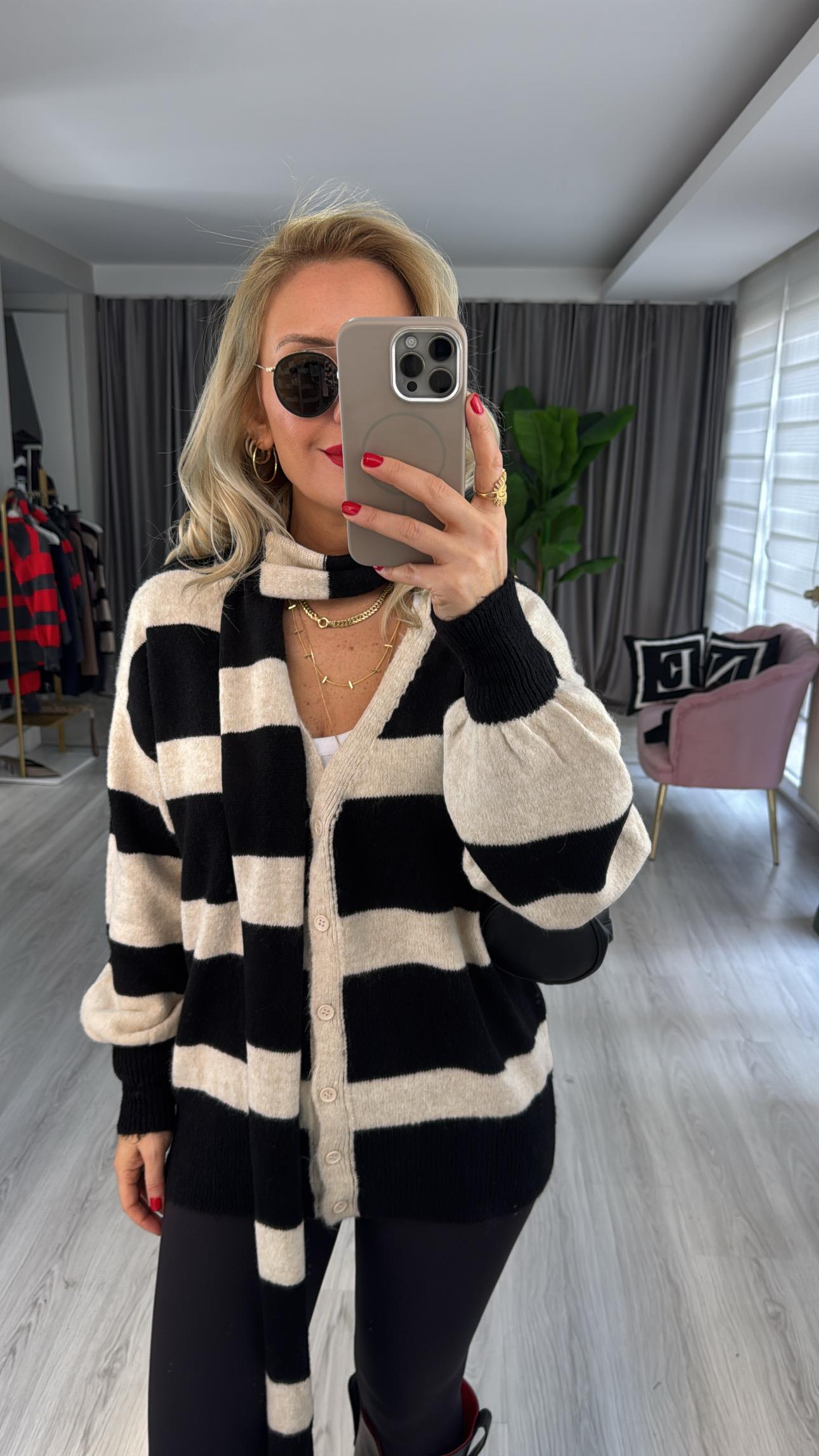 Orijinal Model Atkılı Bej Siyah Triko