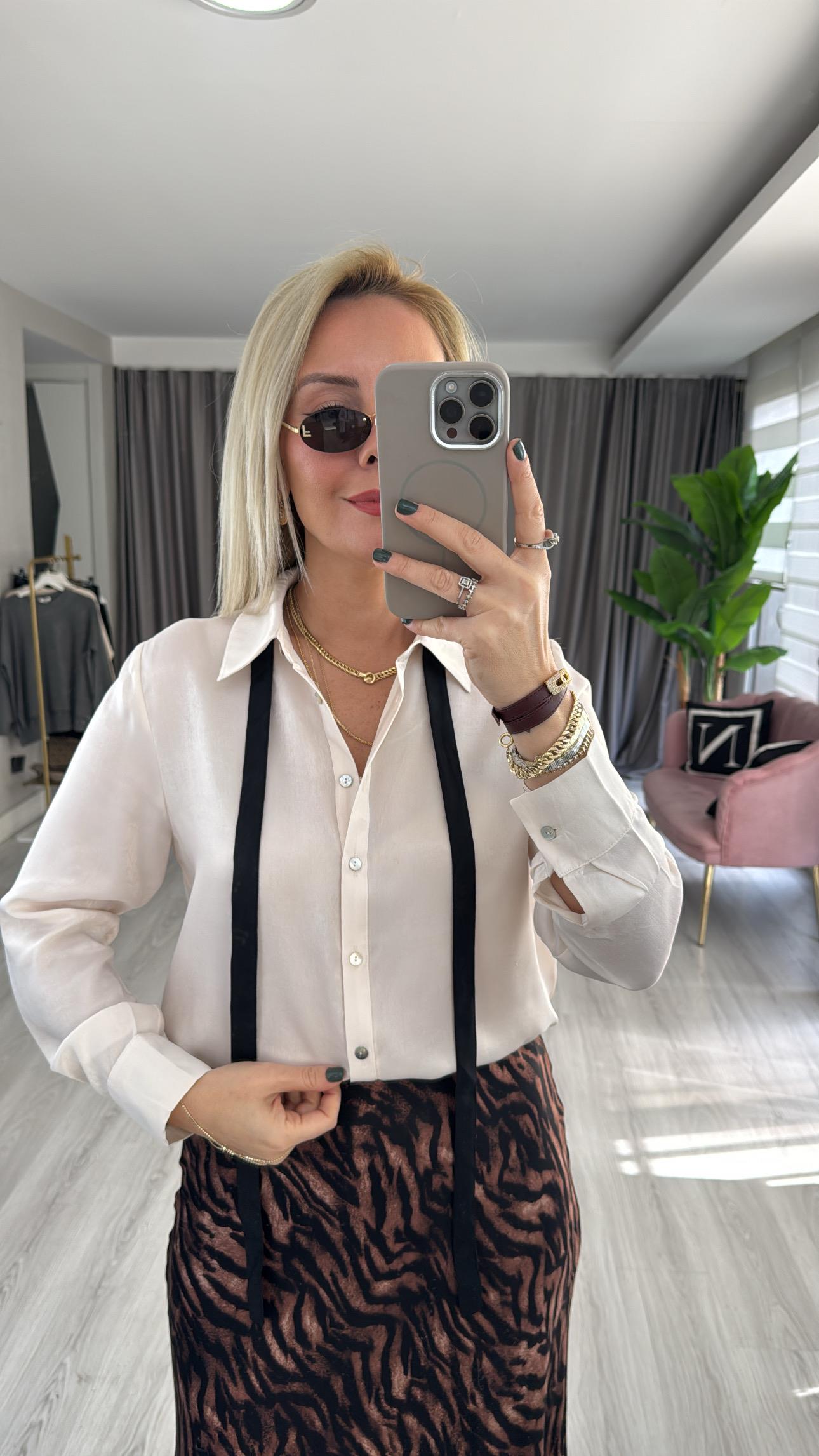 Orijinal Model Yakası Bağlamalı Ekru Saten Gömlek