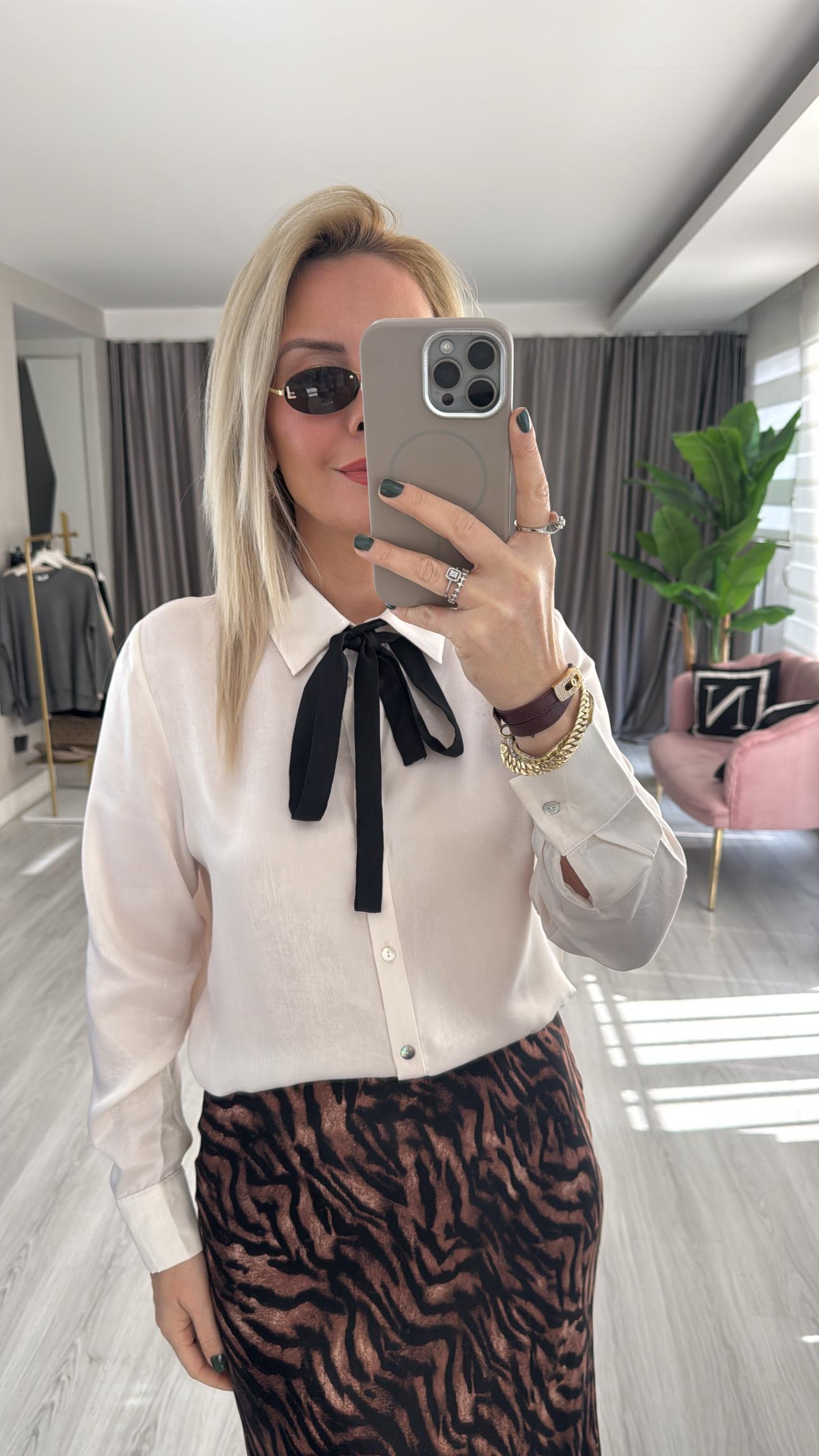 Orijinal Model Yakası Bağlamalı Ekru Saten Gömlek