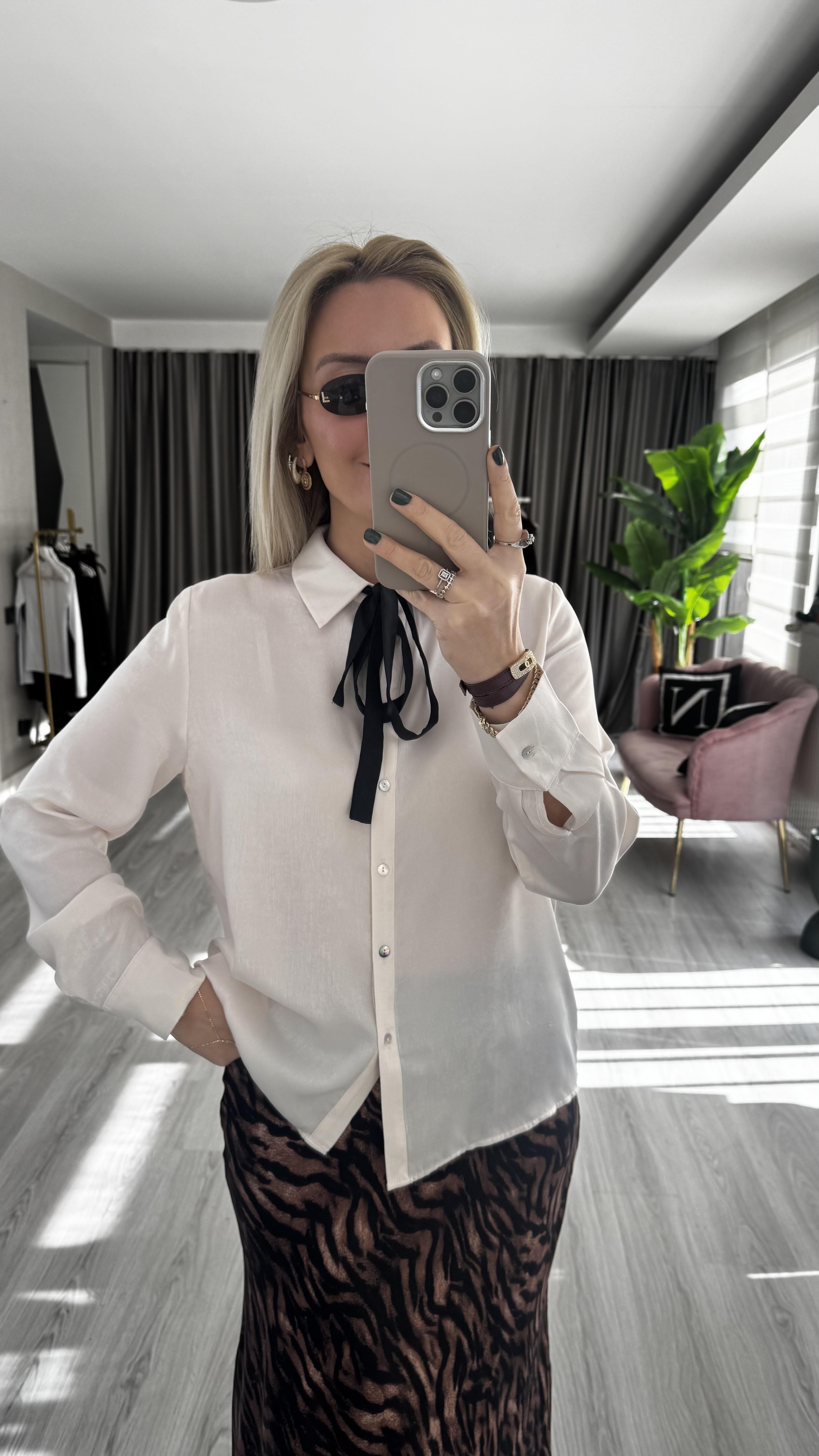 Orijinal Model Yakası Bağlamalı Ekru Saten Gömlek