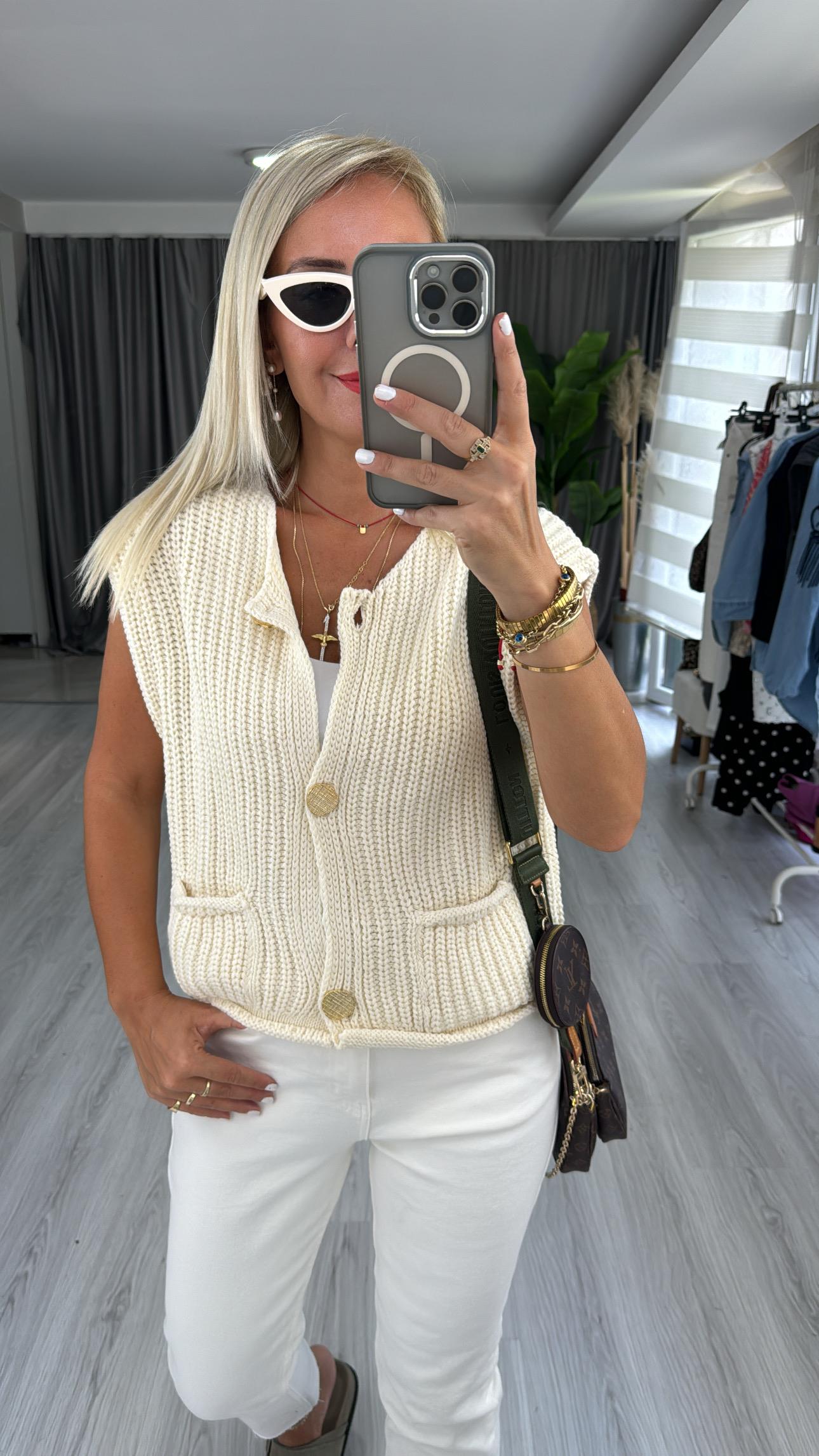 Orjinal Model Gold Düğme Detaylı Ekru Yelek