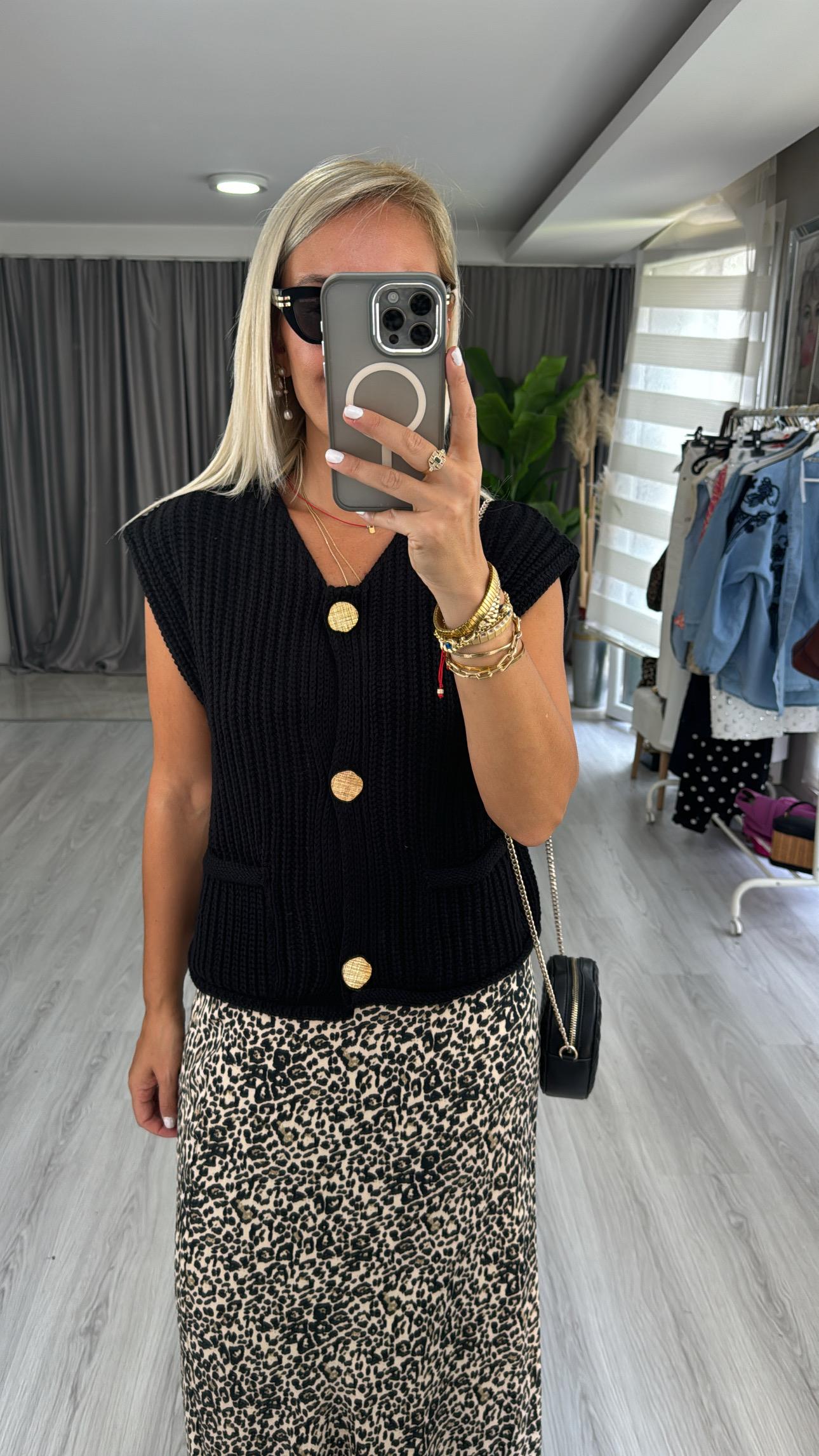 Orjinal Model Gold Düğme Detaylı Siyah Yelek