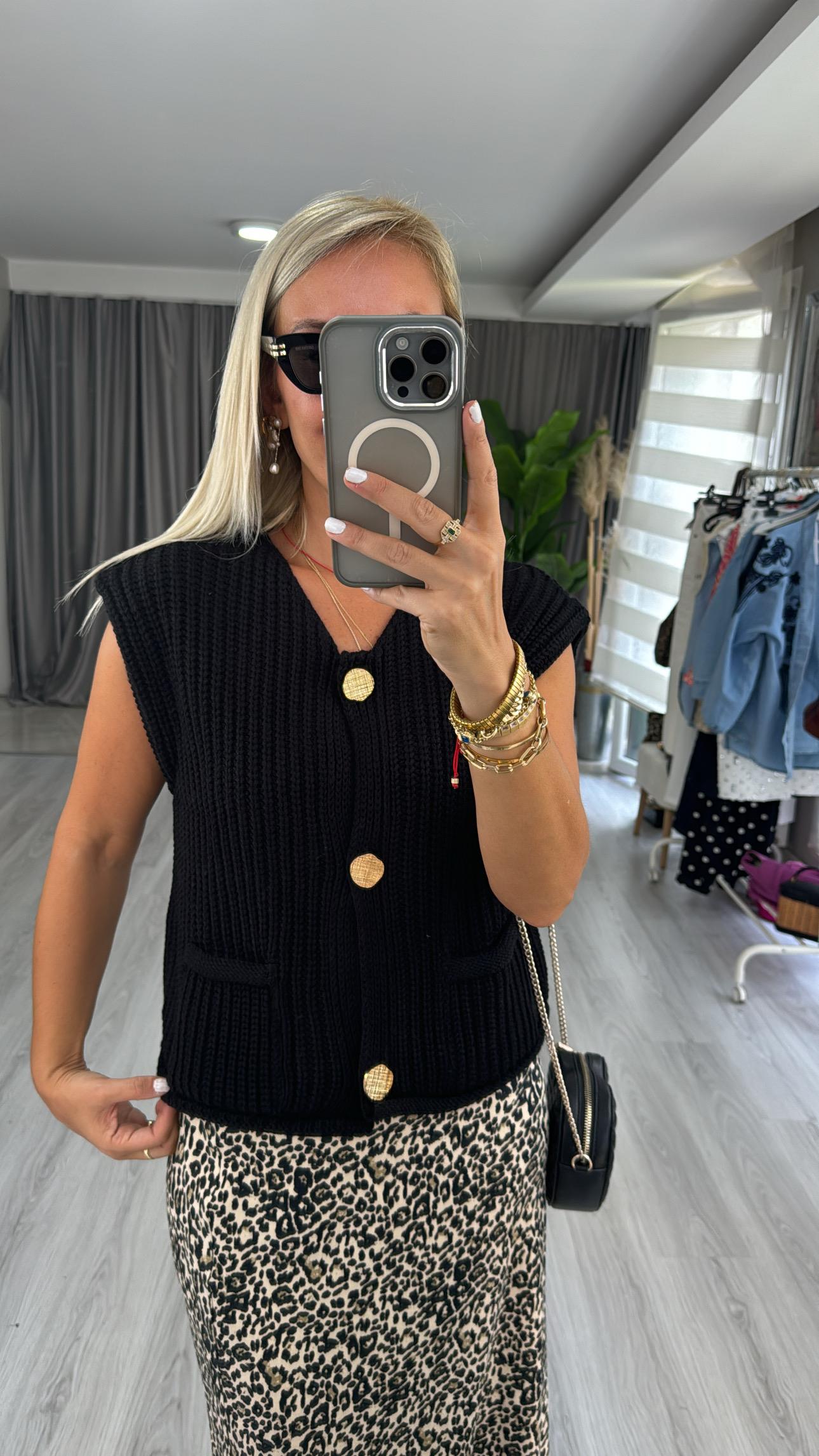Orjinal Model Gold Düğme Detaylı Siyah Yelek