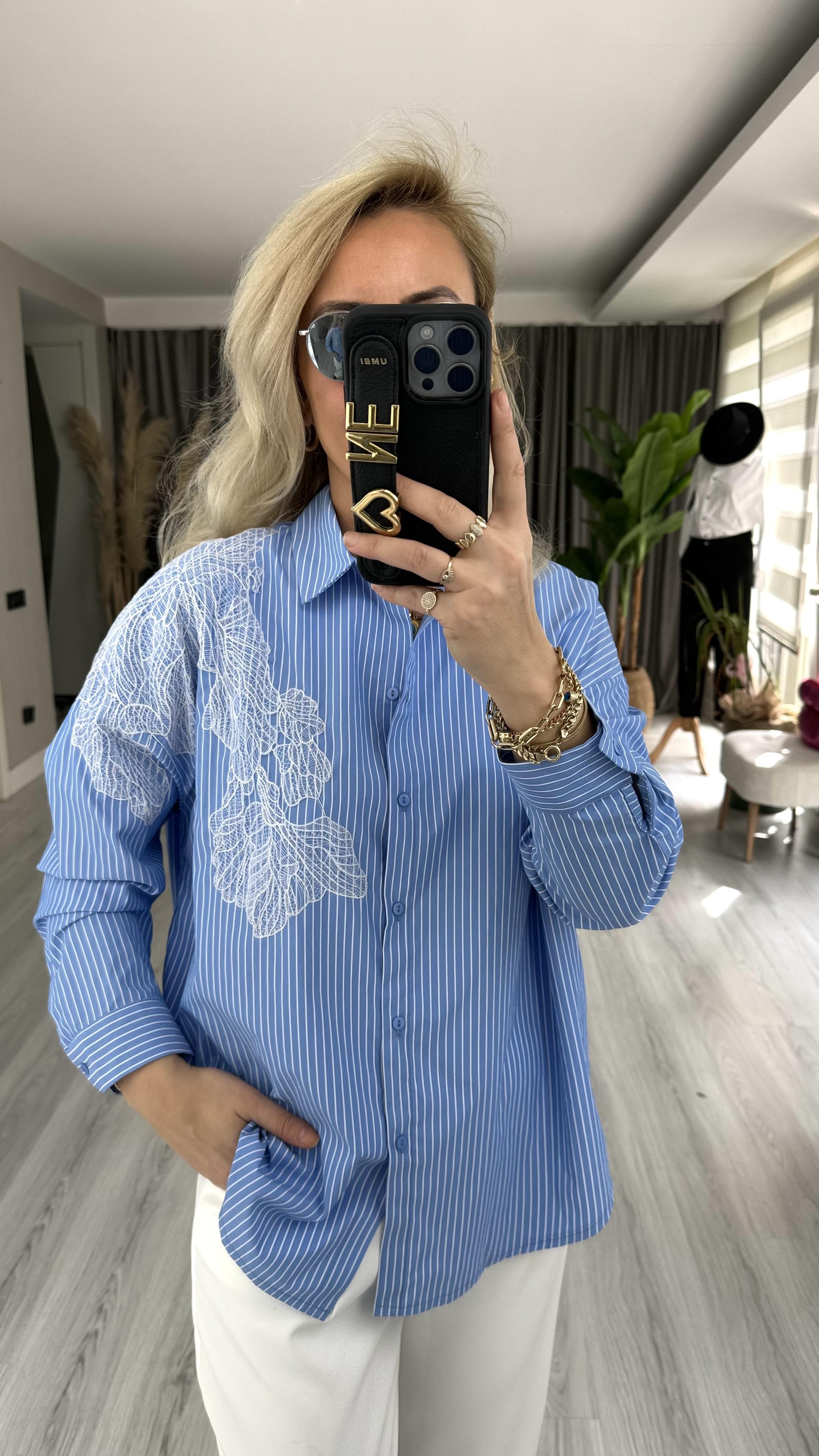 ORJİNAL MODEL GÜPÜR DETAYLI MAVİ ÇİZGİLİ POPLİN GÖMLEK