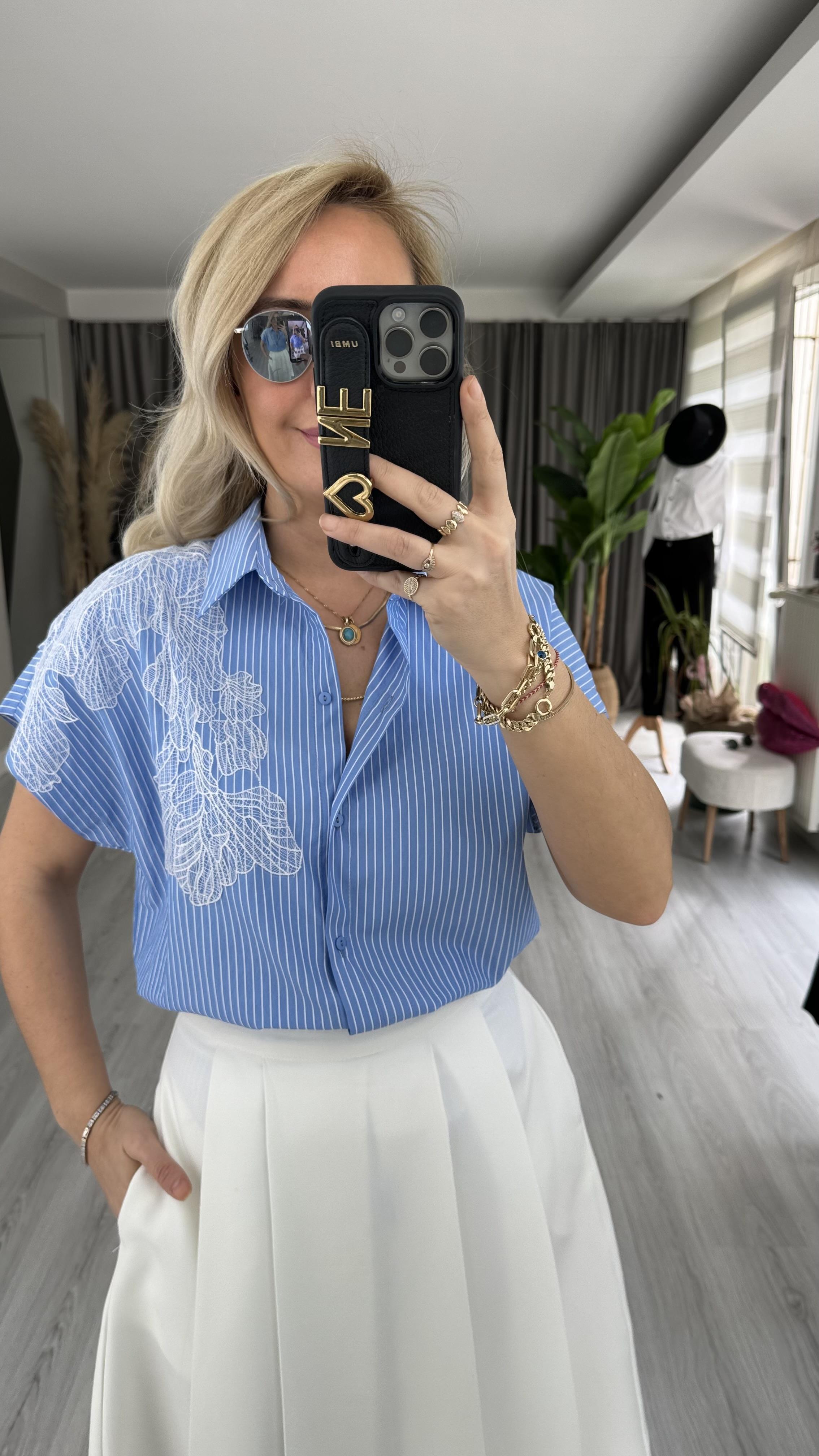 ORJİNAL MODEL GÜPÜR DETAYLI MAVİ ÇİZGİLİ KISA KOL POPLİN GÖMLEK