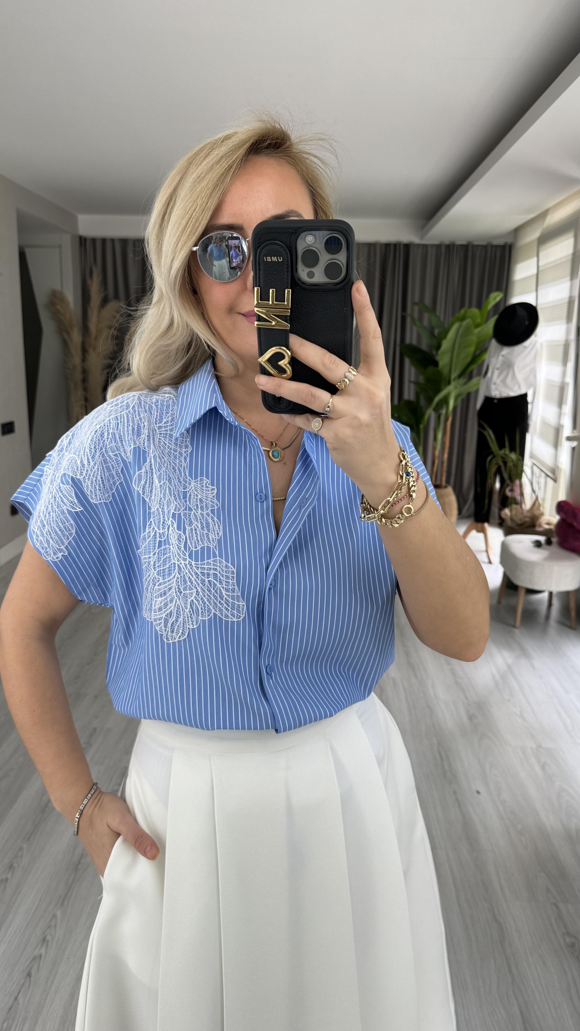 ORJİNAL MODEL GÜPÜR DETAYLI MAVİ ÇİZGİLİ KISA KOL POPLİN GÖMLEK