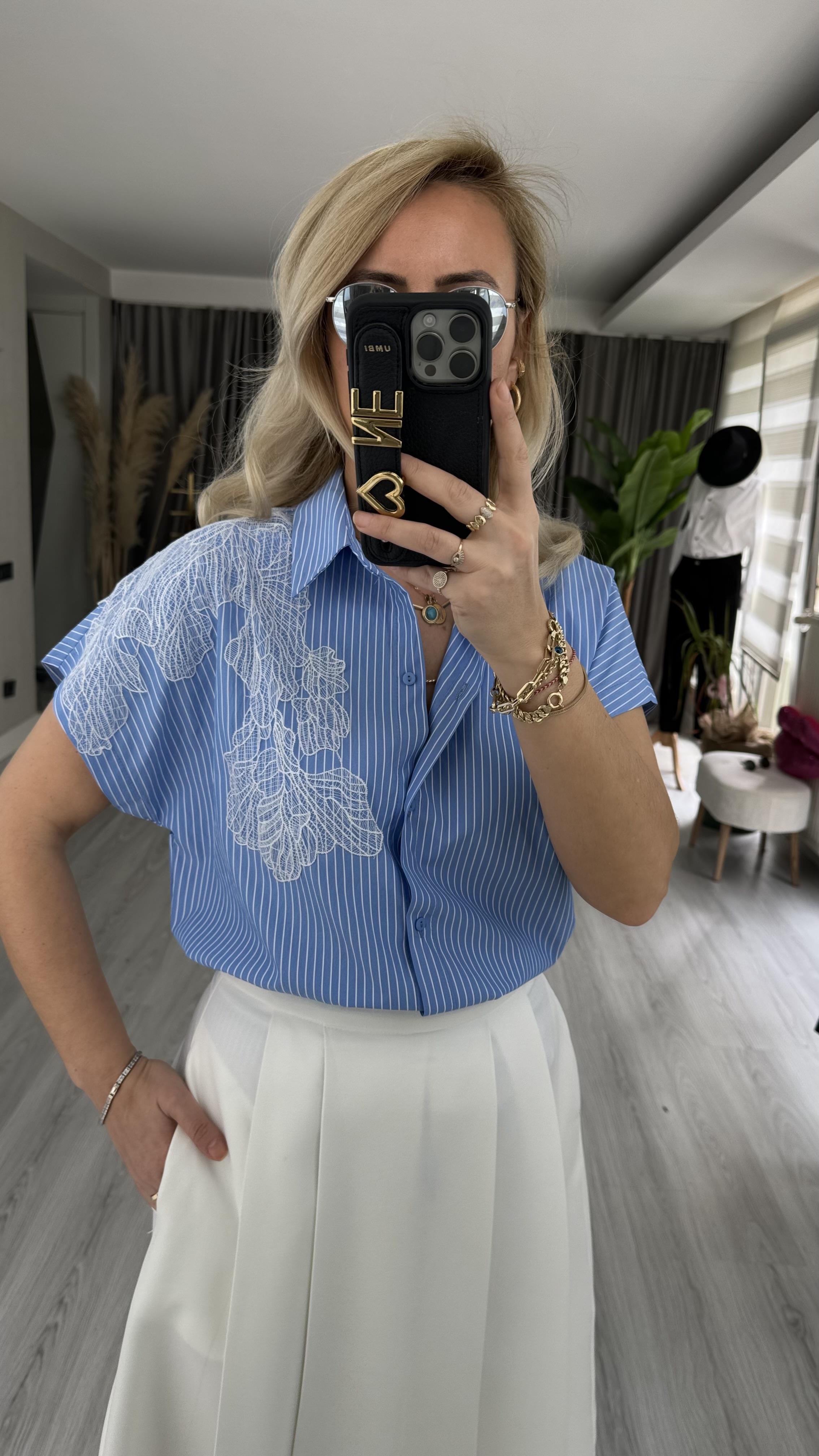 ORJİNAL MODEL GÜPÜR DETAYLI MAVİ ÇİZGİLİ KISA KOL POPLİN GÖMLEK