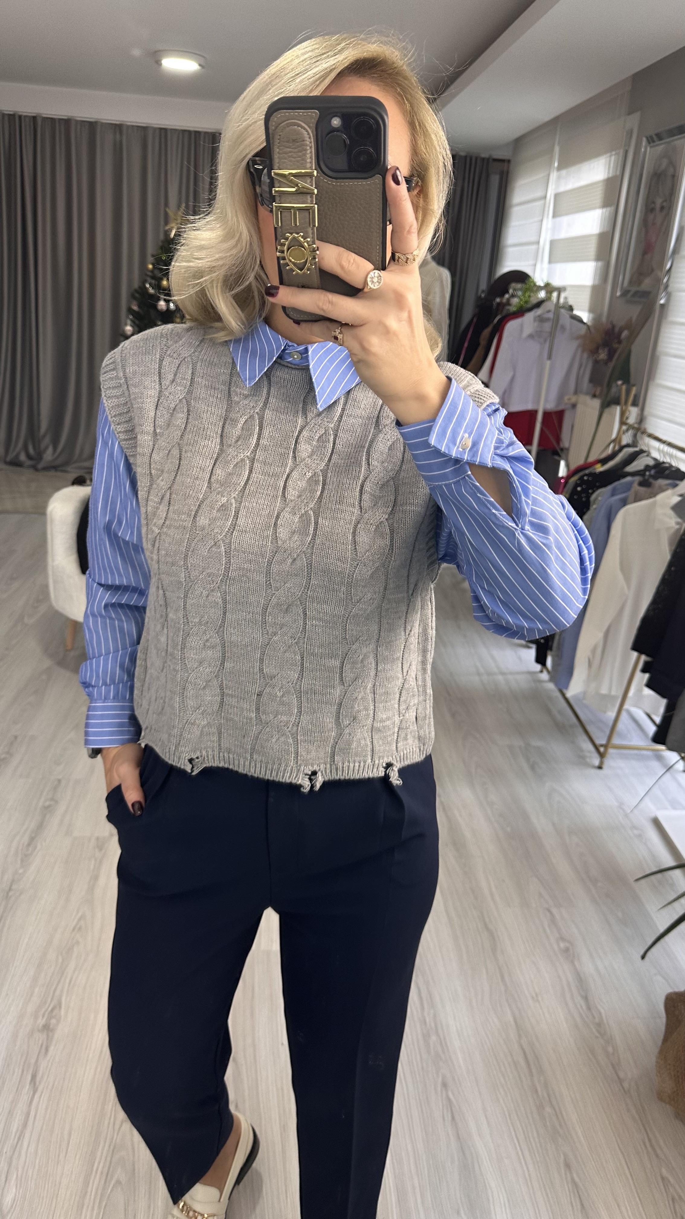 ORJİNAL MODEL MAVİ POPLİN GÖMLEK DETAYLI GRİ TRİKO