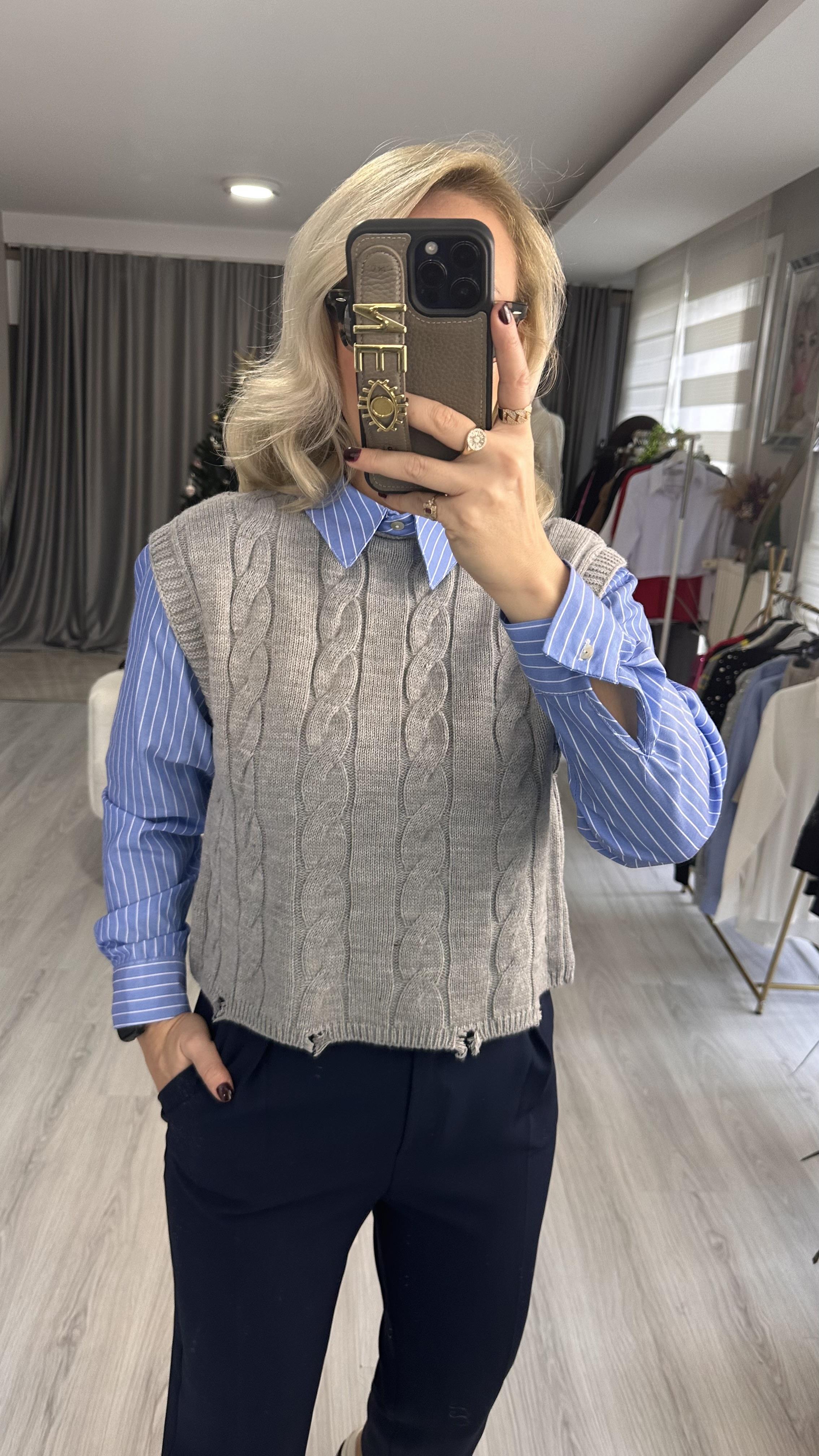 ORJİNAL MODEL MAVİ POPLİN GÖMLEK DETAYLI GRİ TRİKO