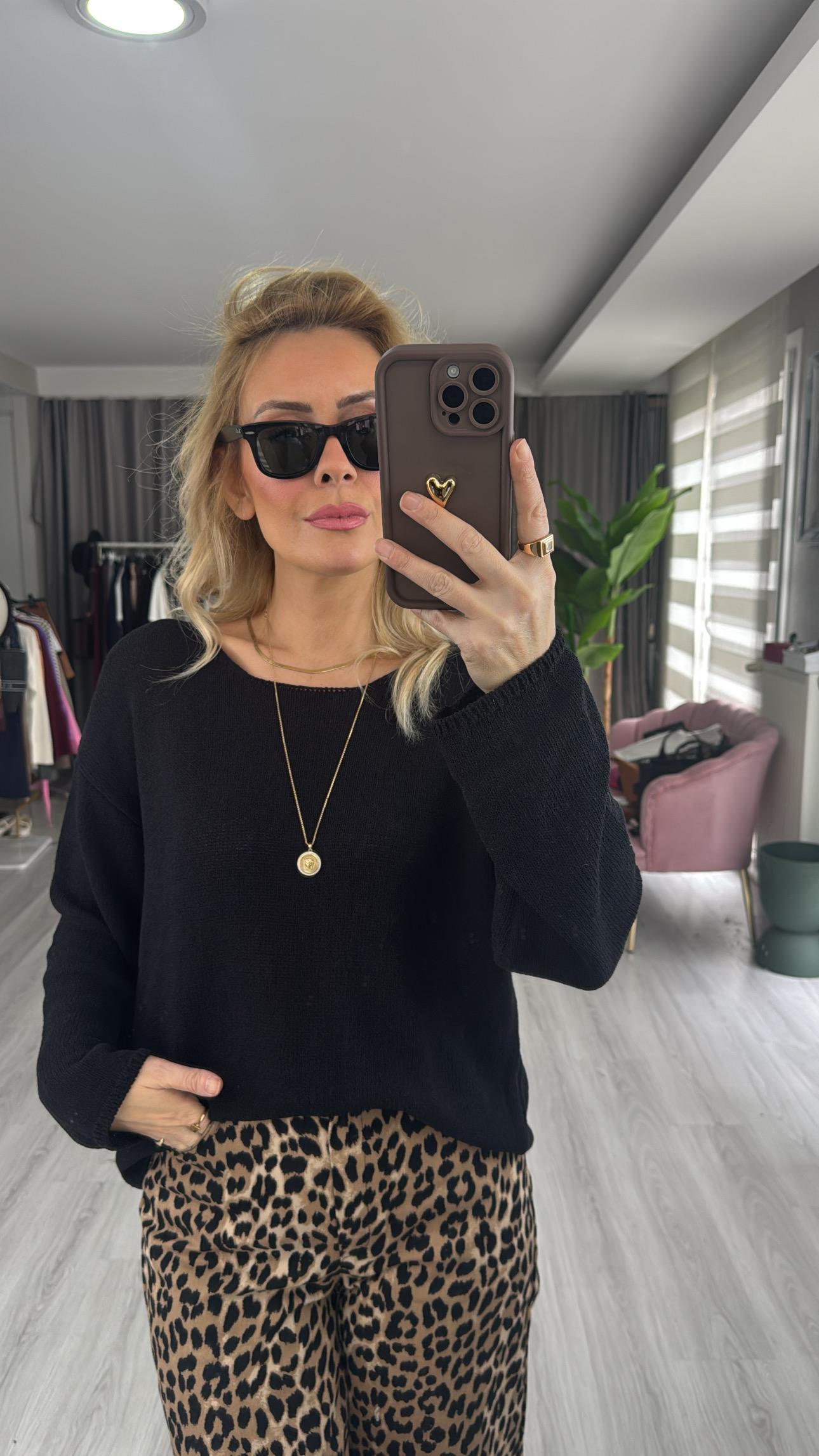 Oval Yaka Yumuşak Dokulu Siyah Triko