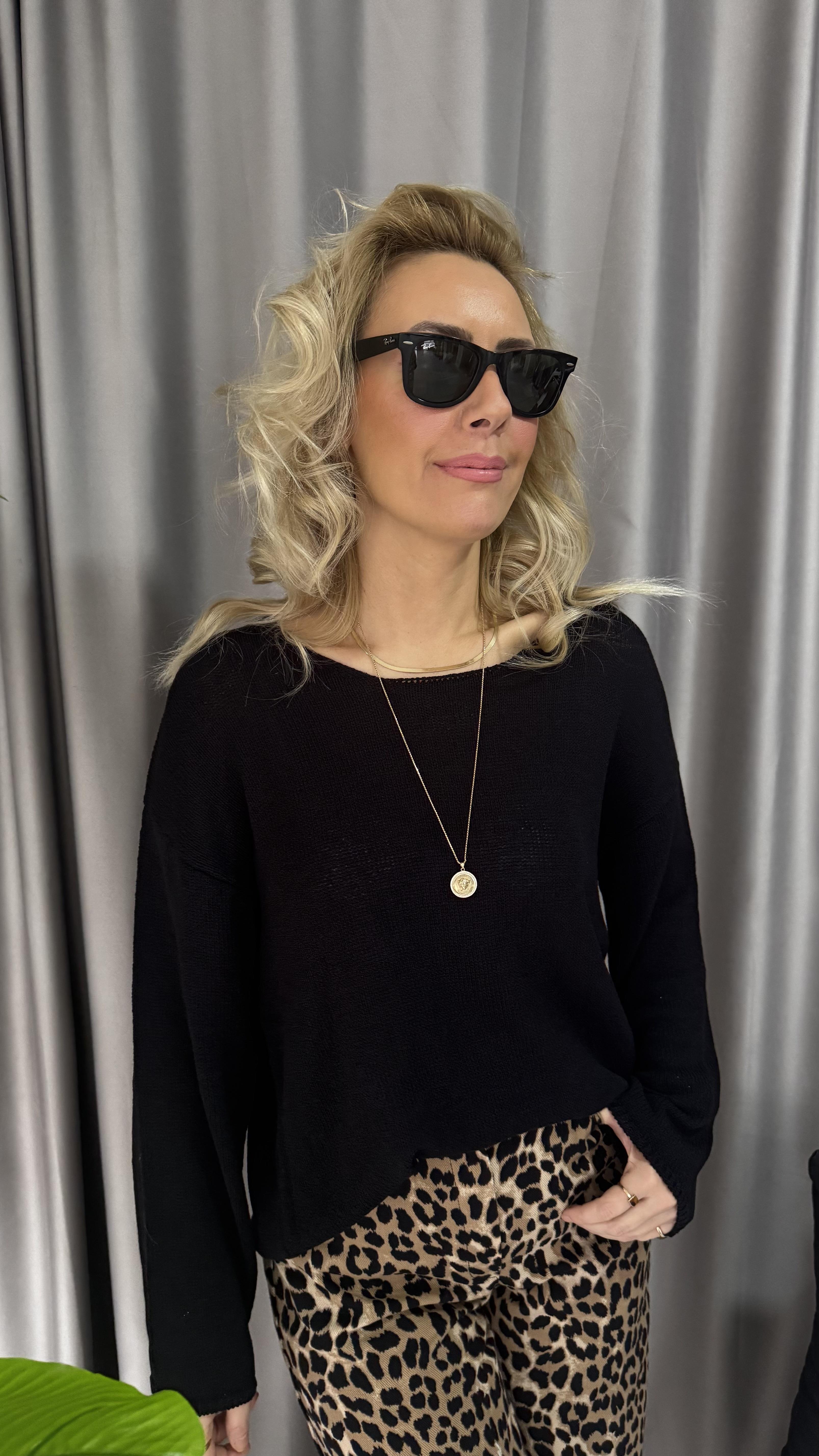 Oval Yaka Yumuşak Dokulu Siyah Triko