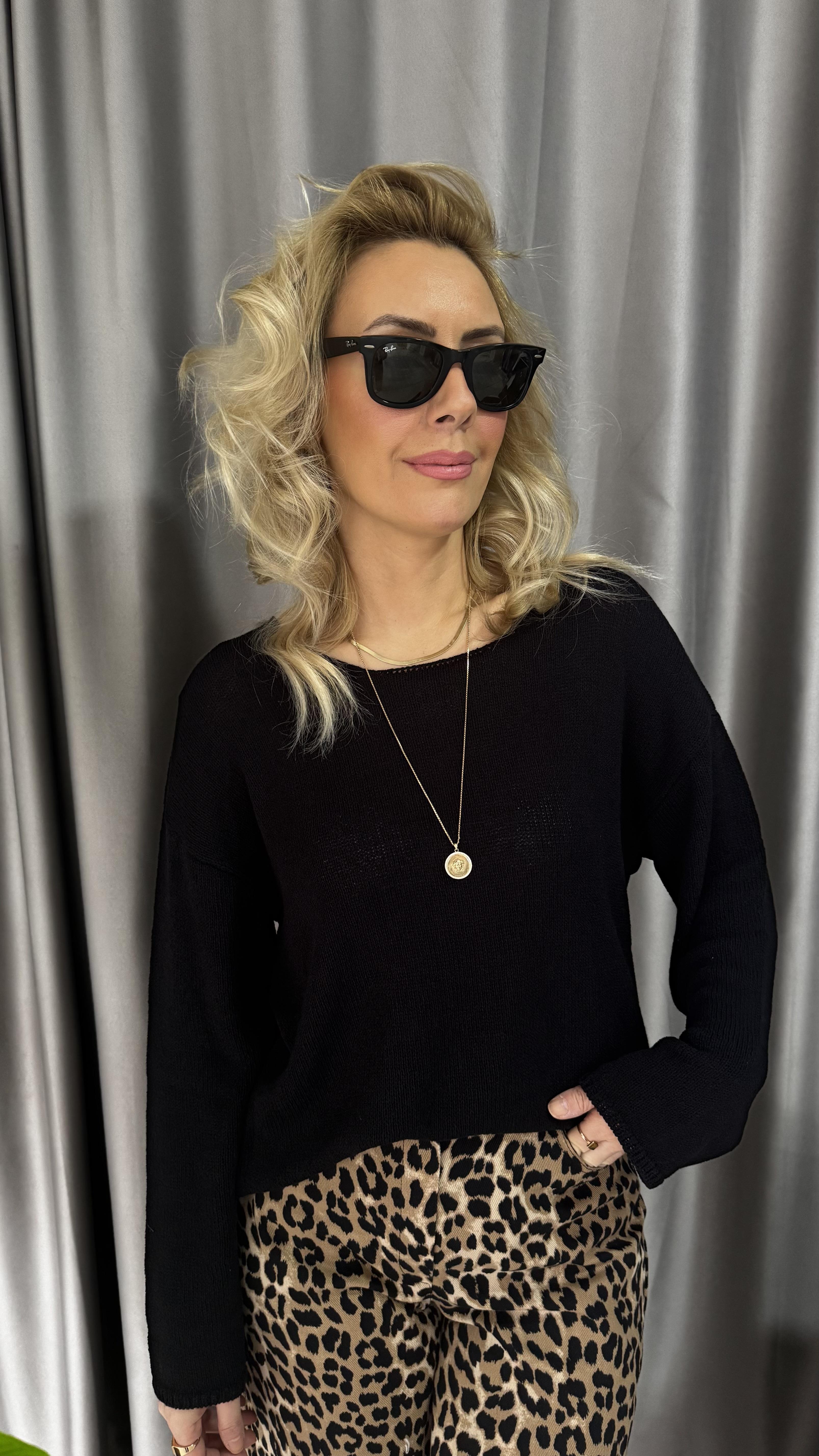 Oval Yaka Yumuşak Dokulu Siyah Triko