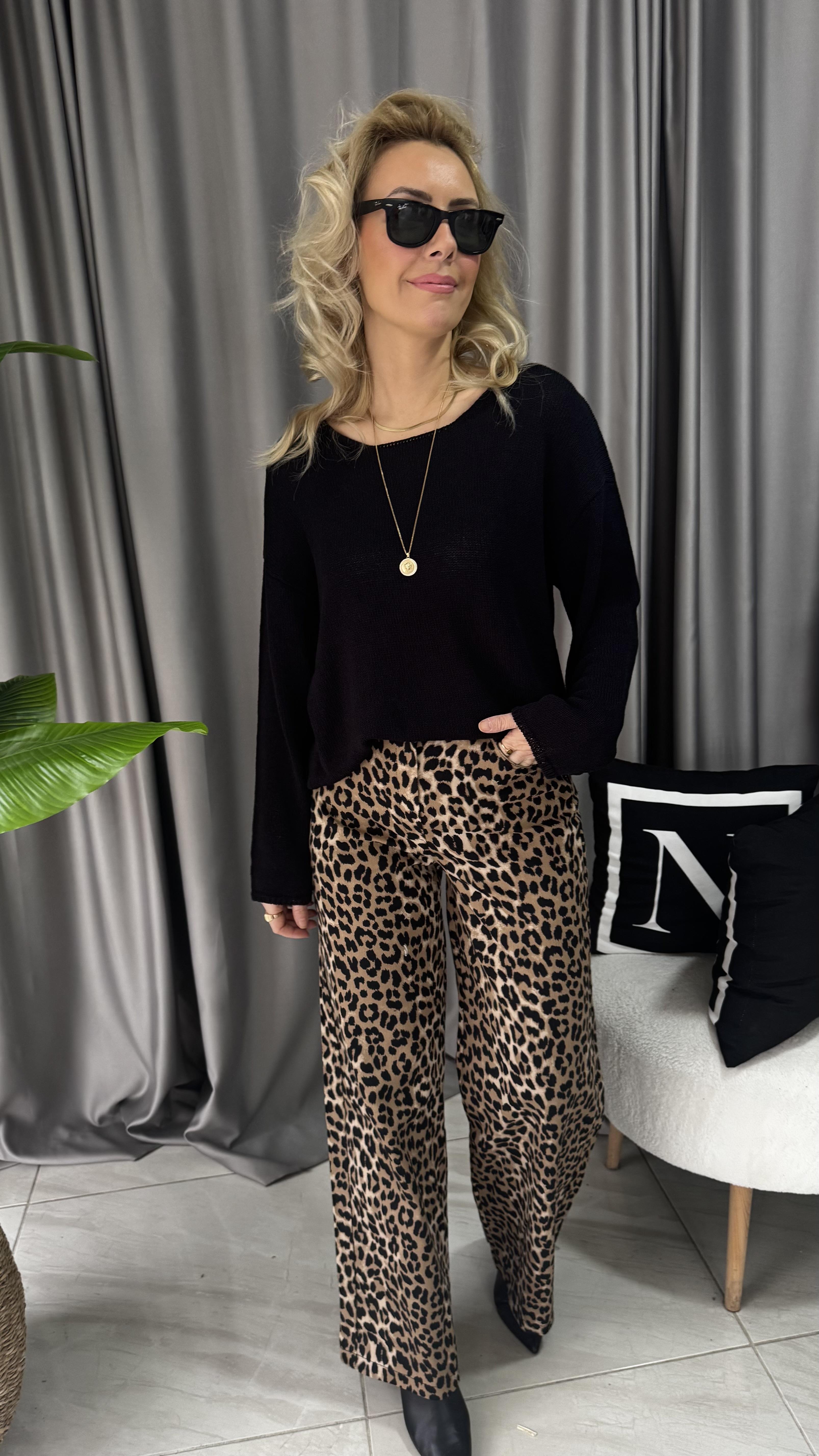 Oval Yaka Yumuşak Dokulu Siyah Triko