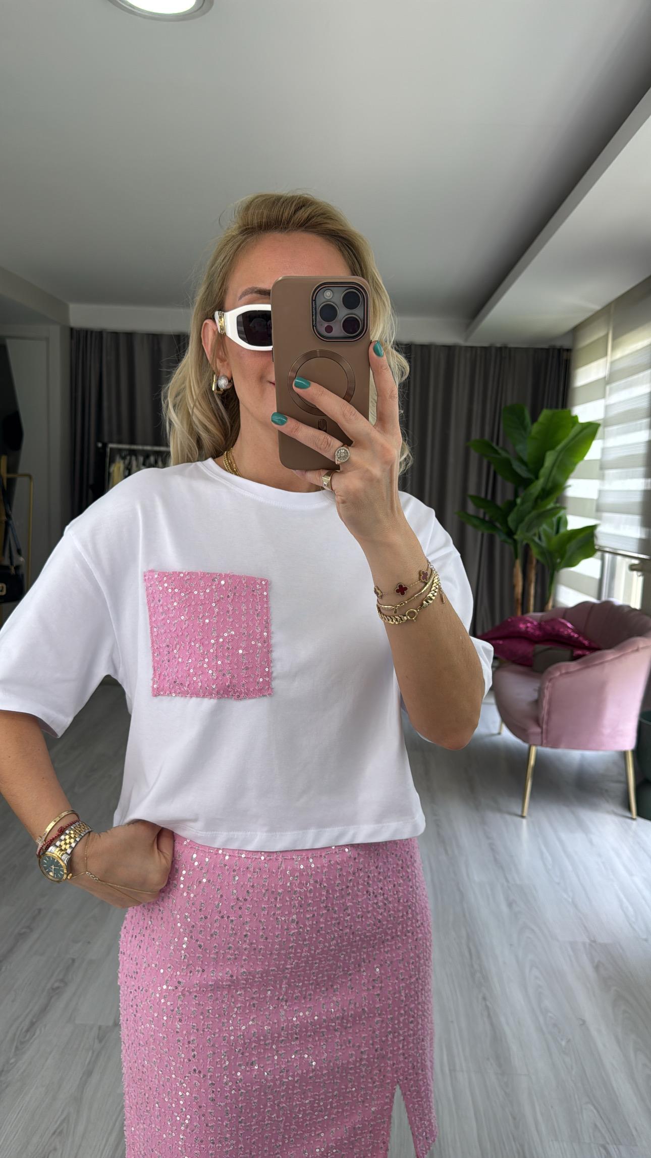 Pembe Cep Detaylı Beyaz T-Shirt