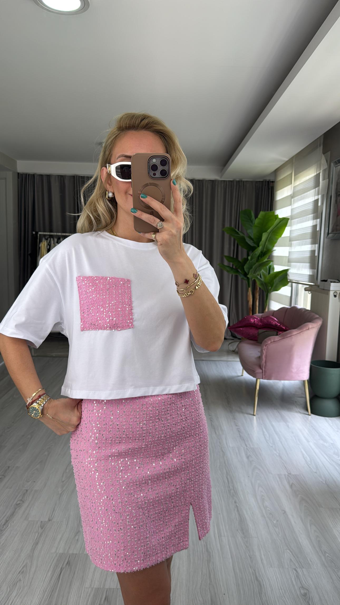 Pembe Cep Detaylı Beyaz T-Shirt