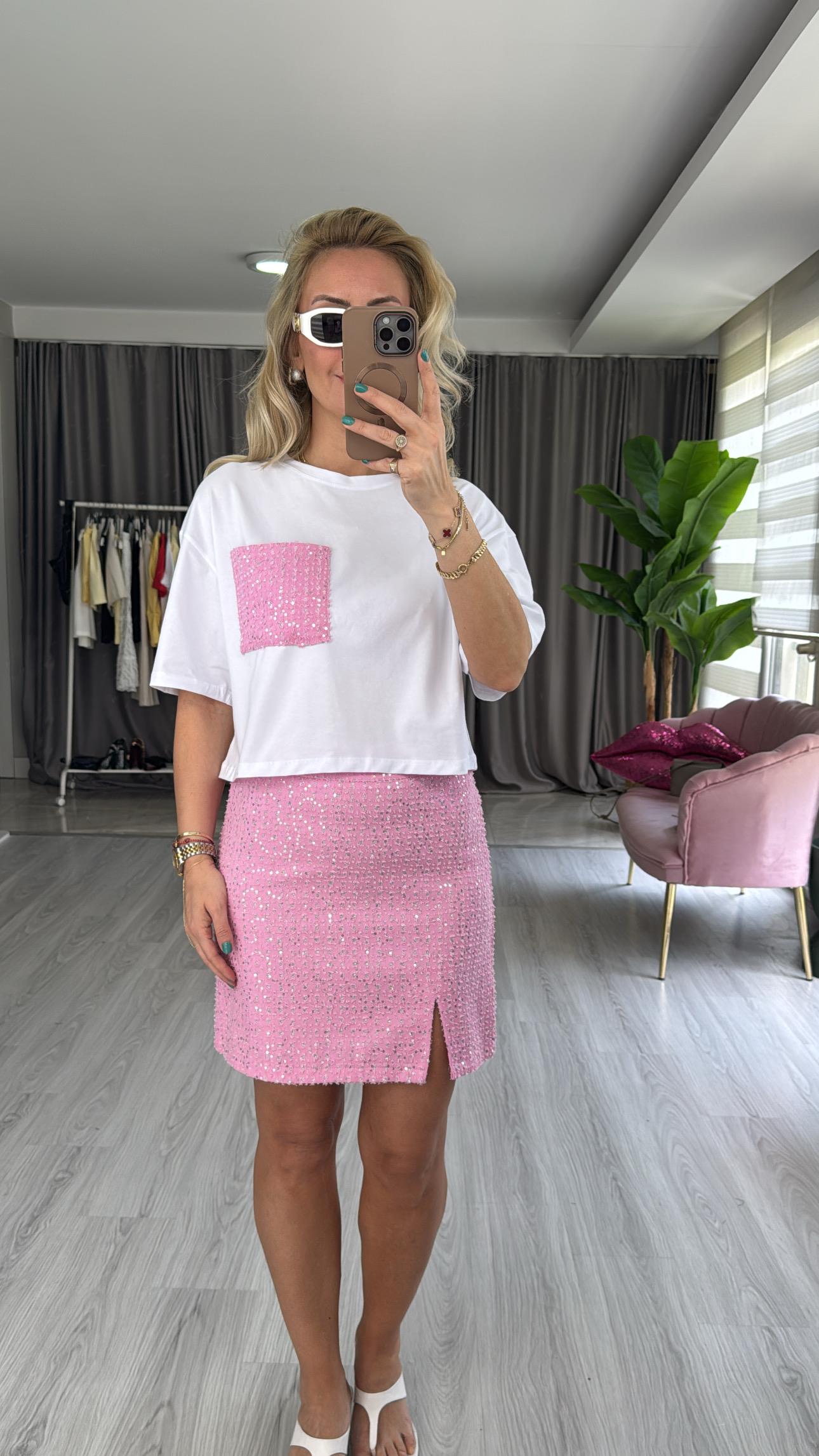 Pembe Cep Detaylı Beyaz T-Shirt