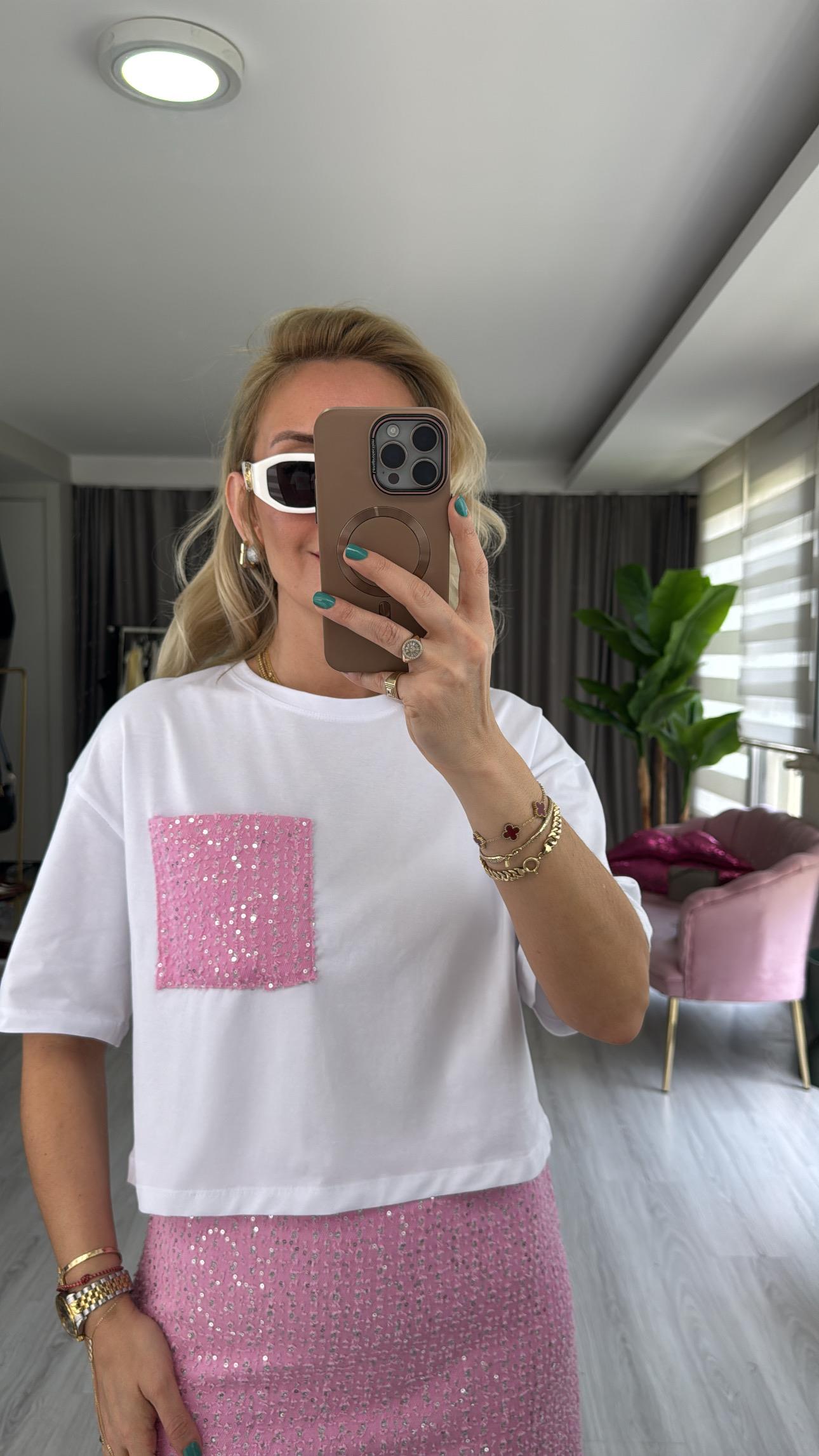 Pembe Cep Detaylı Beyaz T-Shirt