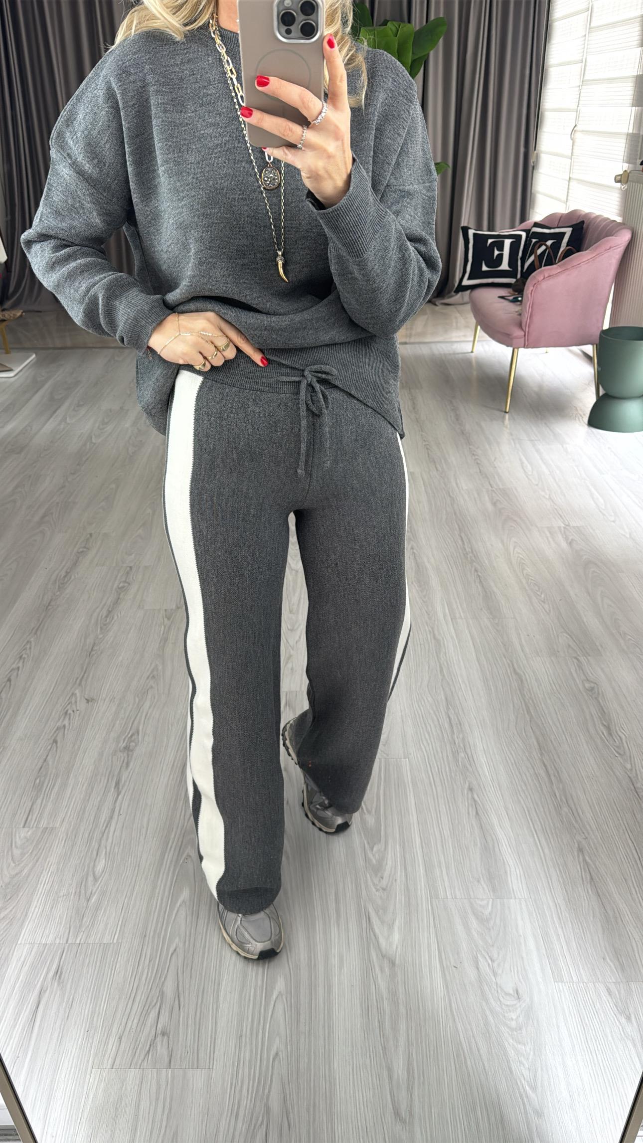 Premium Yanları Ekru Şeritli Antrasit Triko Takım