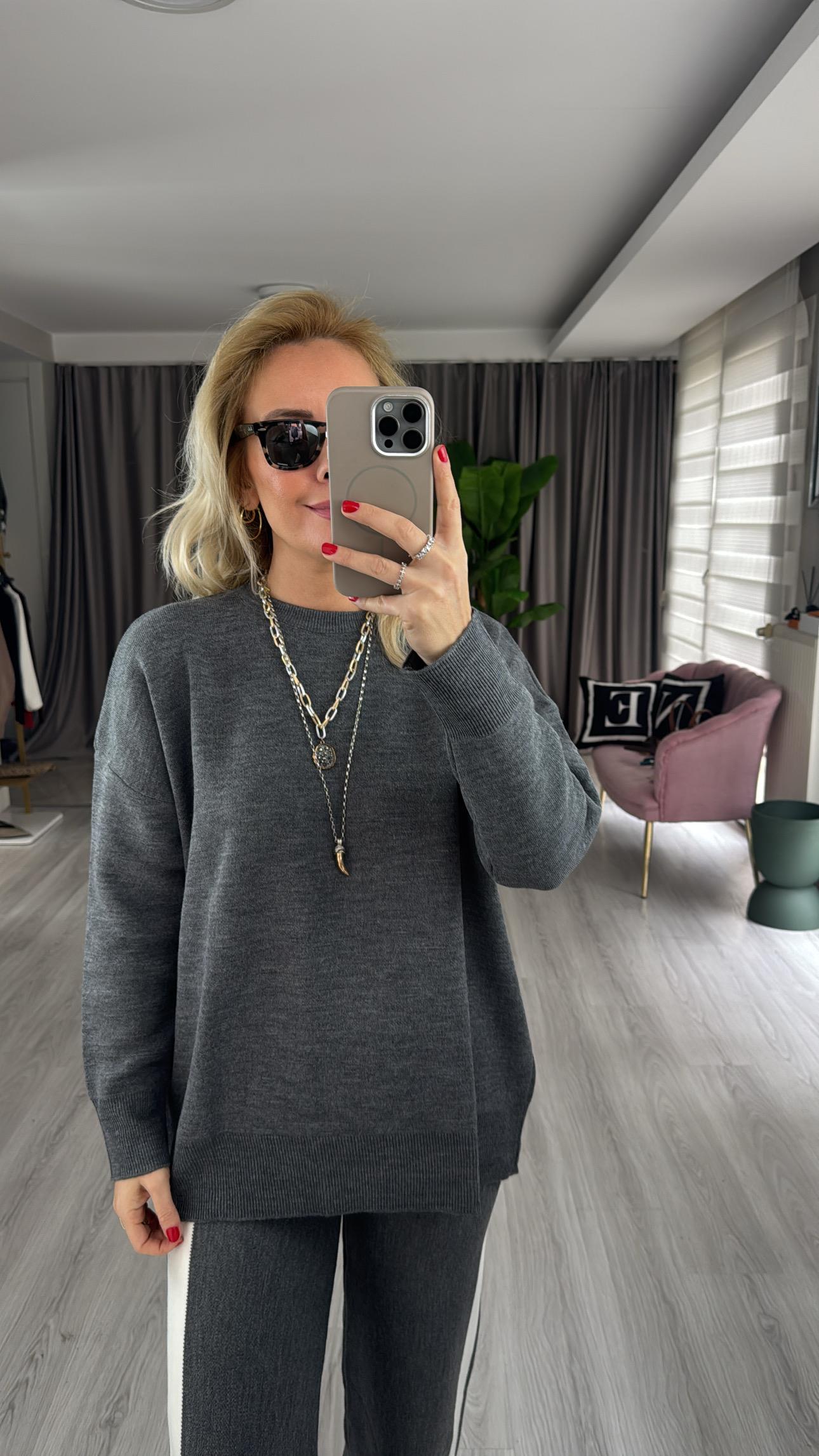 Premium Yanları Ekru Şeritli Antrasit Triko Takım