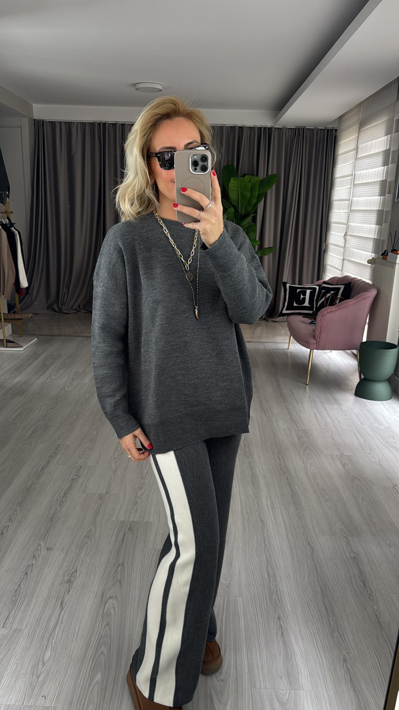 Premium Yanları Ekru Şeritli Antrasit Triko Takım