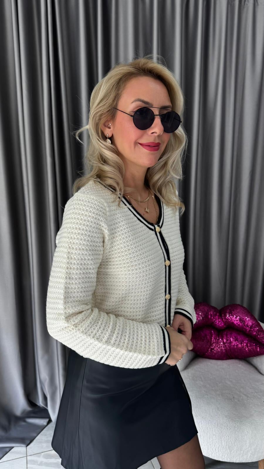 Siyah Biyeli Gold Düğmeli Ekru Triko Hırka