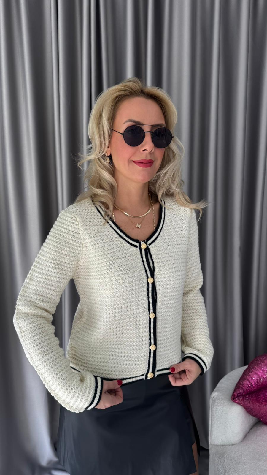 Siyah Biyeli Gold Düğmeli Ekru Triko Hırka