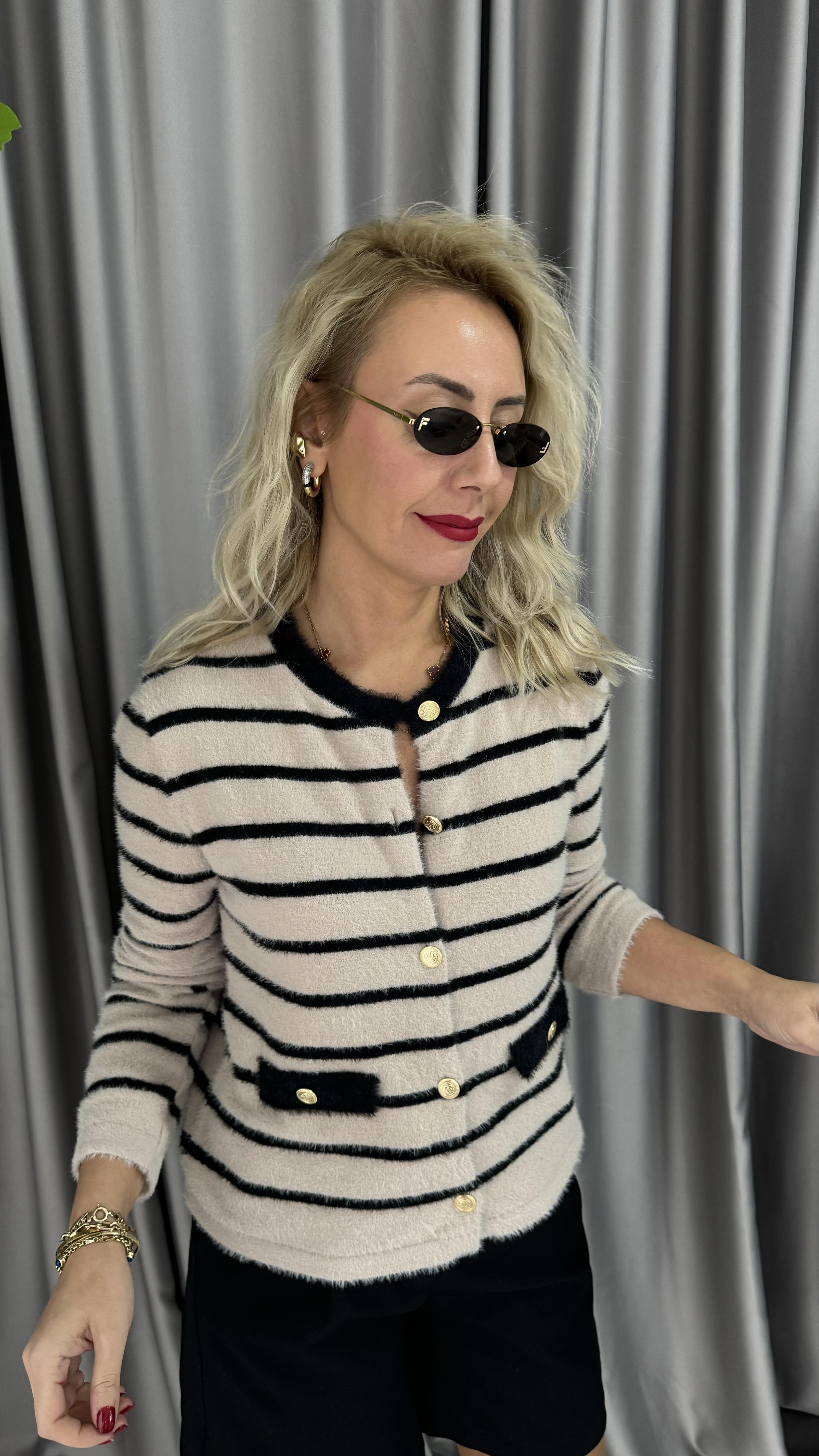 Siyah Çizgili Gold Düğmeli Bej Premium Triko Hırka