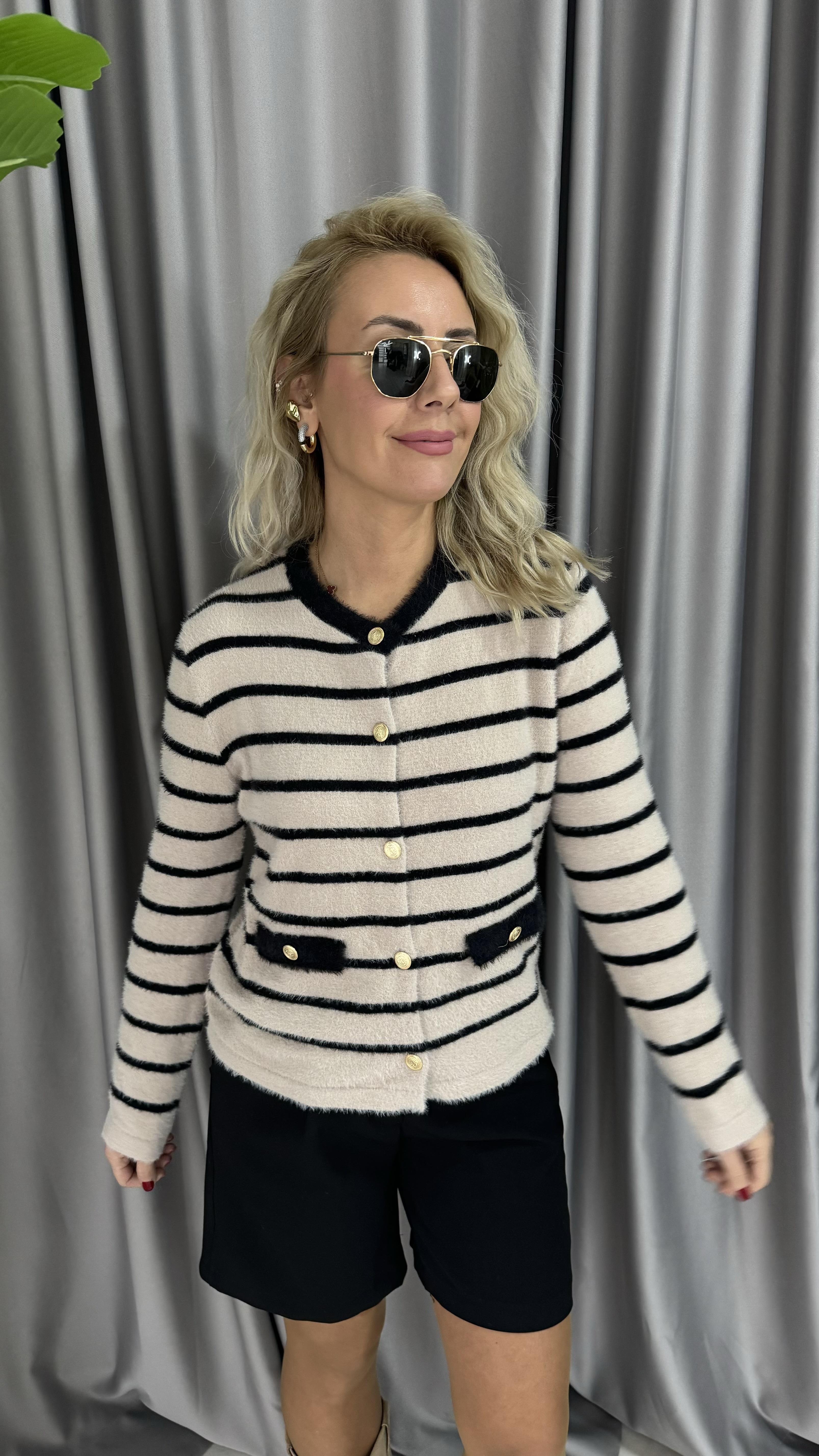 Siyah Çizgili Gold Düğmeli Bej Premium Triko Hırka