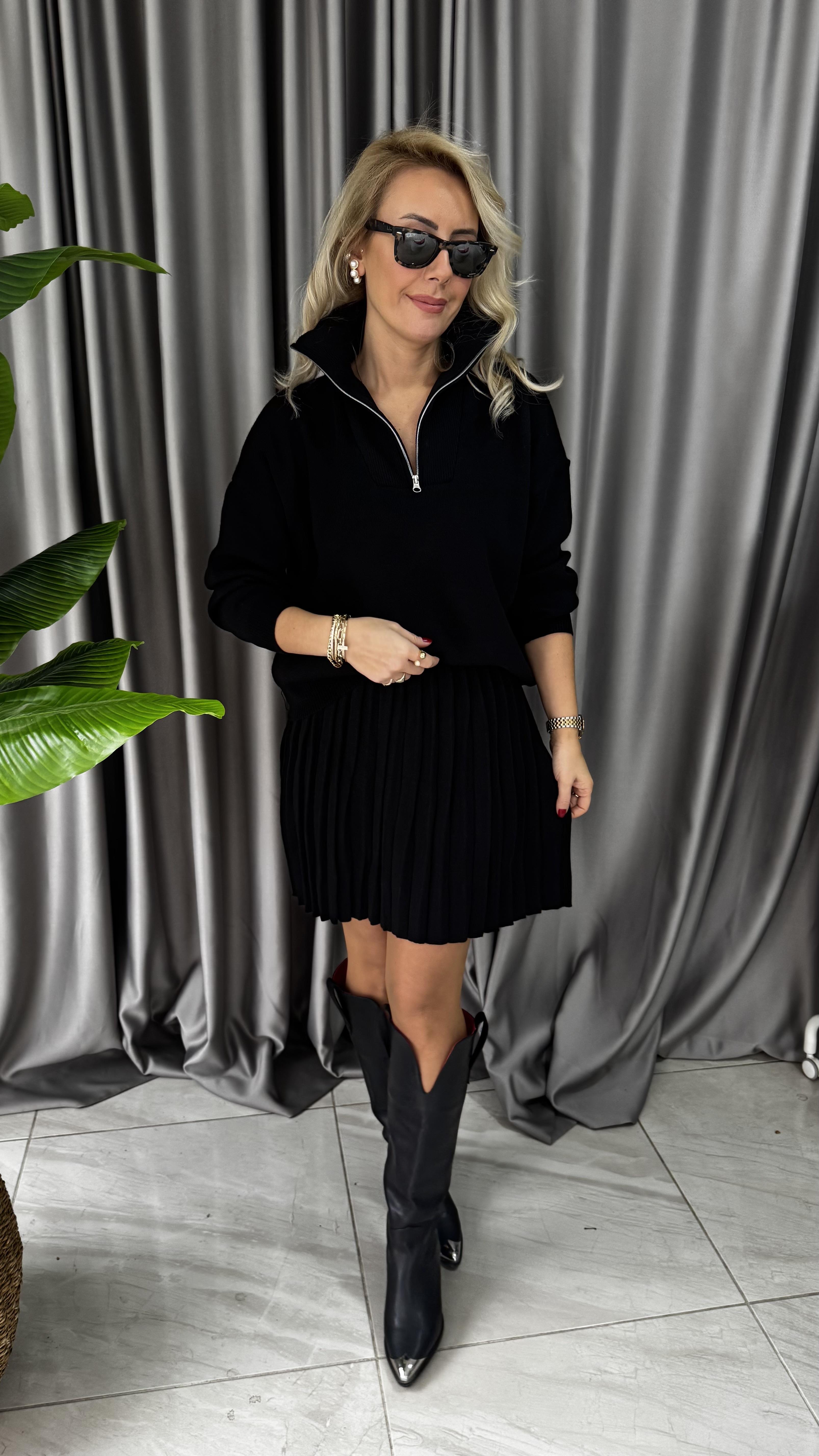 Siyah Pileli Etekli Triko Takım