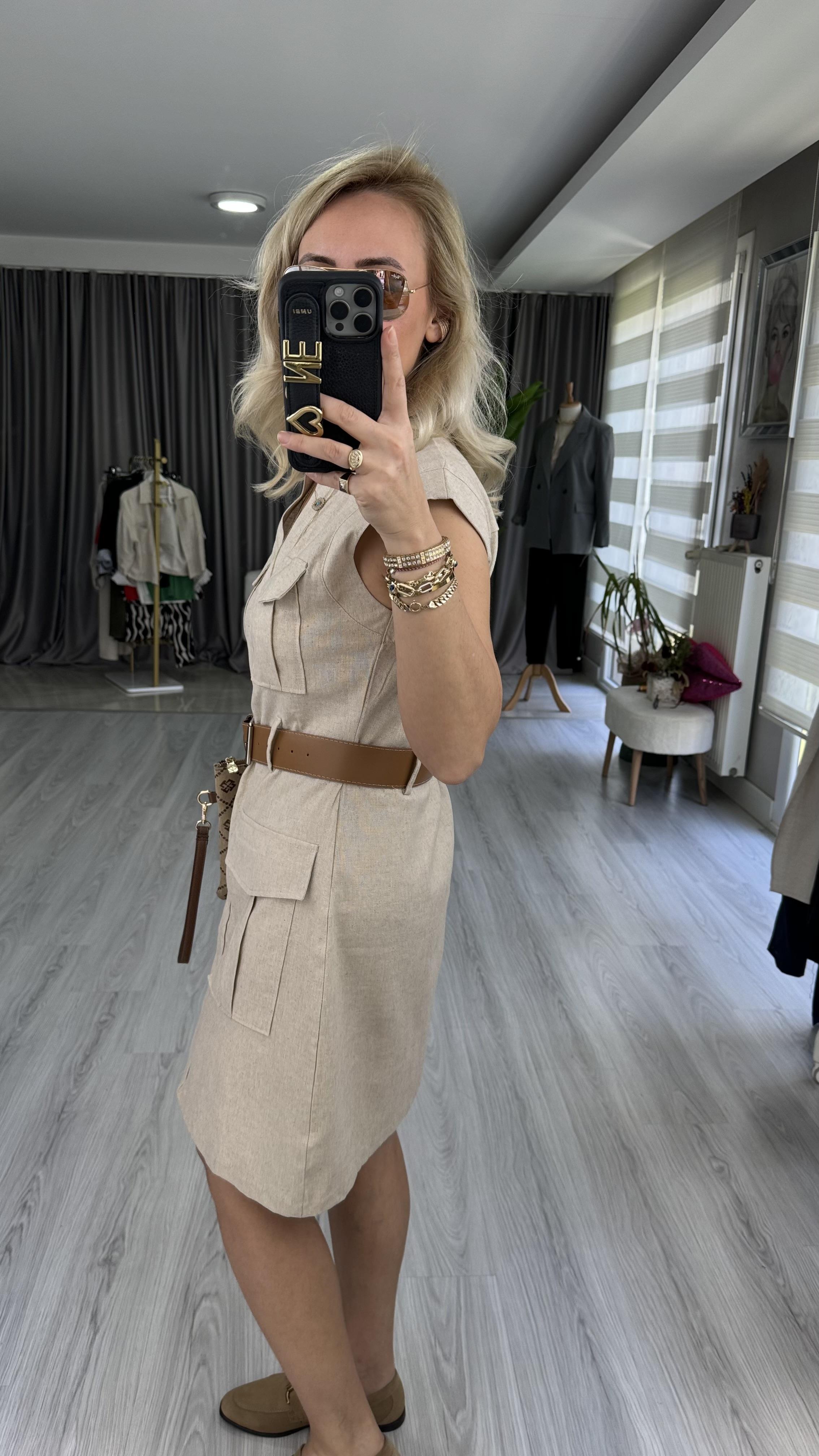 TABA KEMERLİ TAŞ RENGİ KETEN ELBİSE