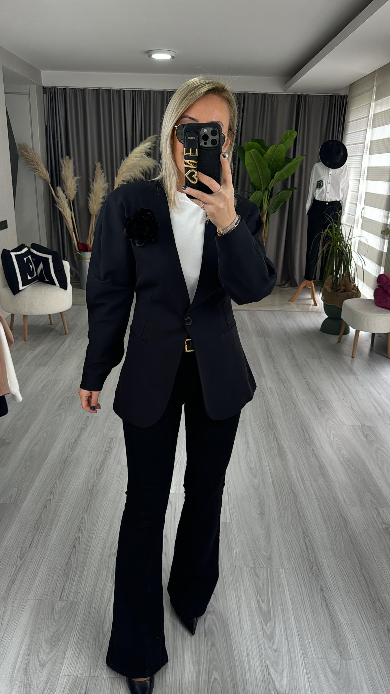 TEK DÜĞMELİ GÜL BROŞLU SİYAH CEKET