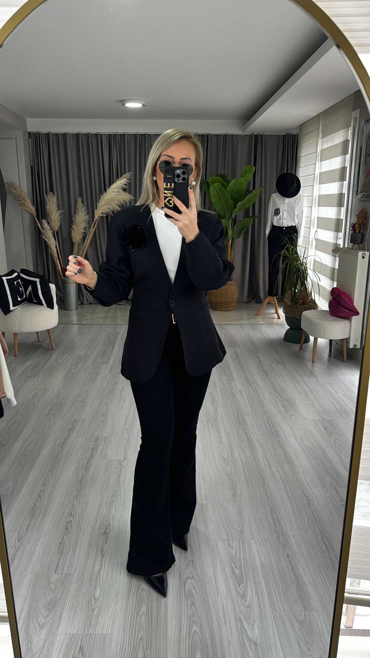 TEK DÜĞMELİ GÜL BROŞLU SİYAH CEKET