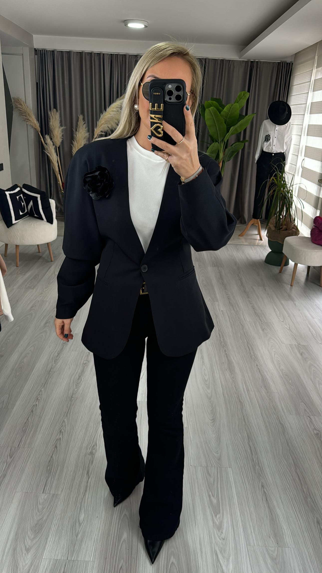 TEK DÜĞMELİ GÜL BROŞLU SİYAH CEKET