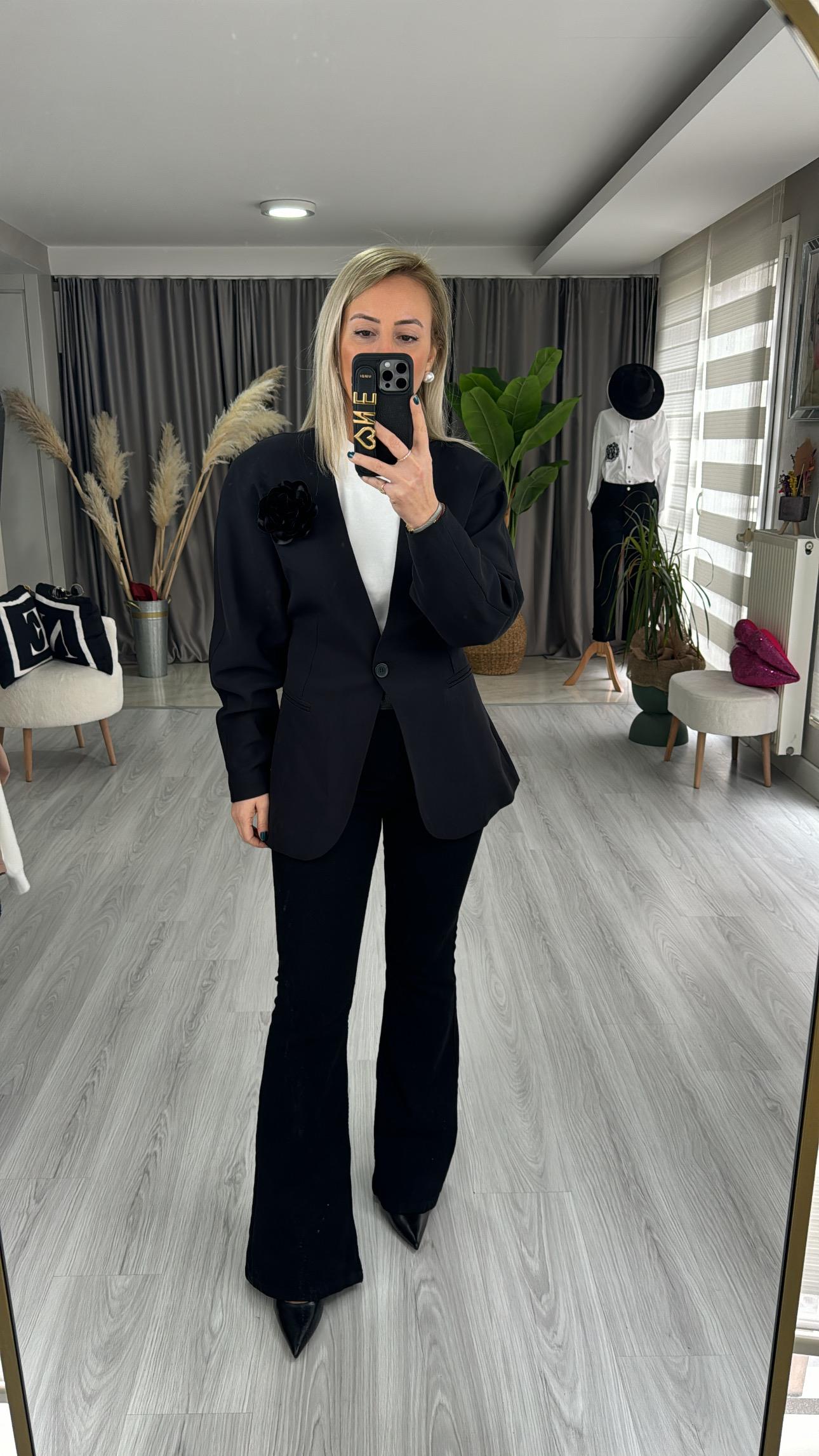 TEK DÜĞMELİ GÜL BROŞLU SİYAH CEKET