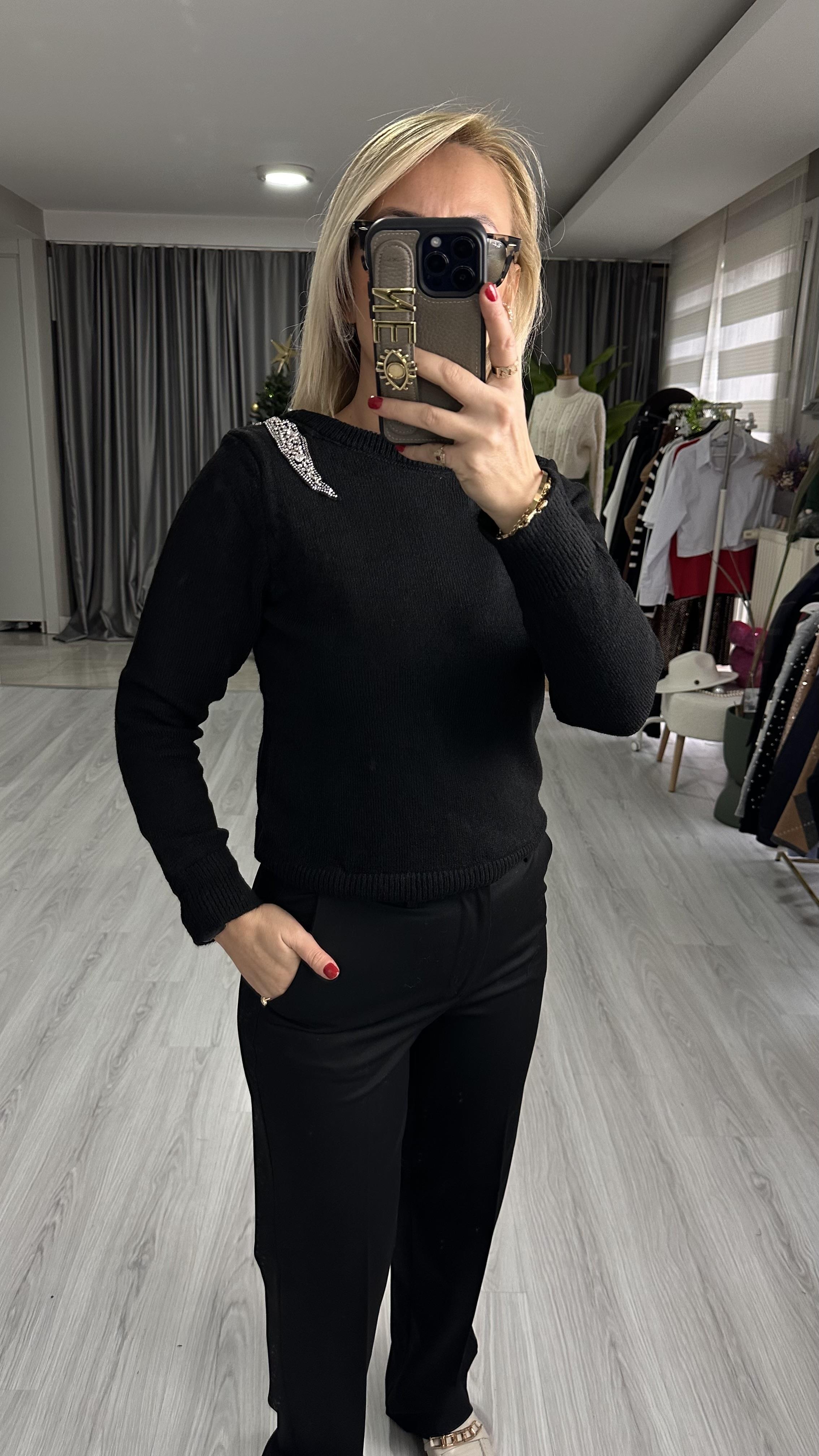 TEK OMUZ TAŞ DETAY SİYAH TRİKO