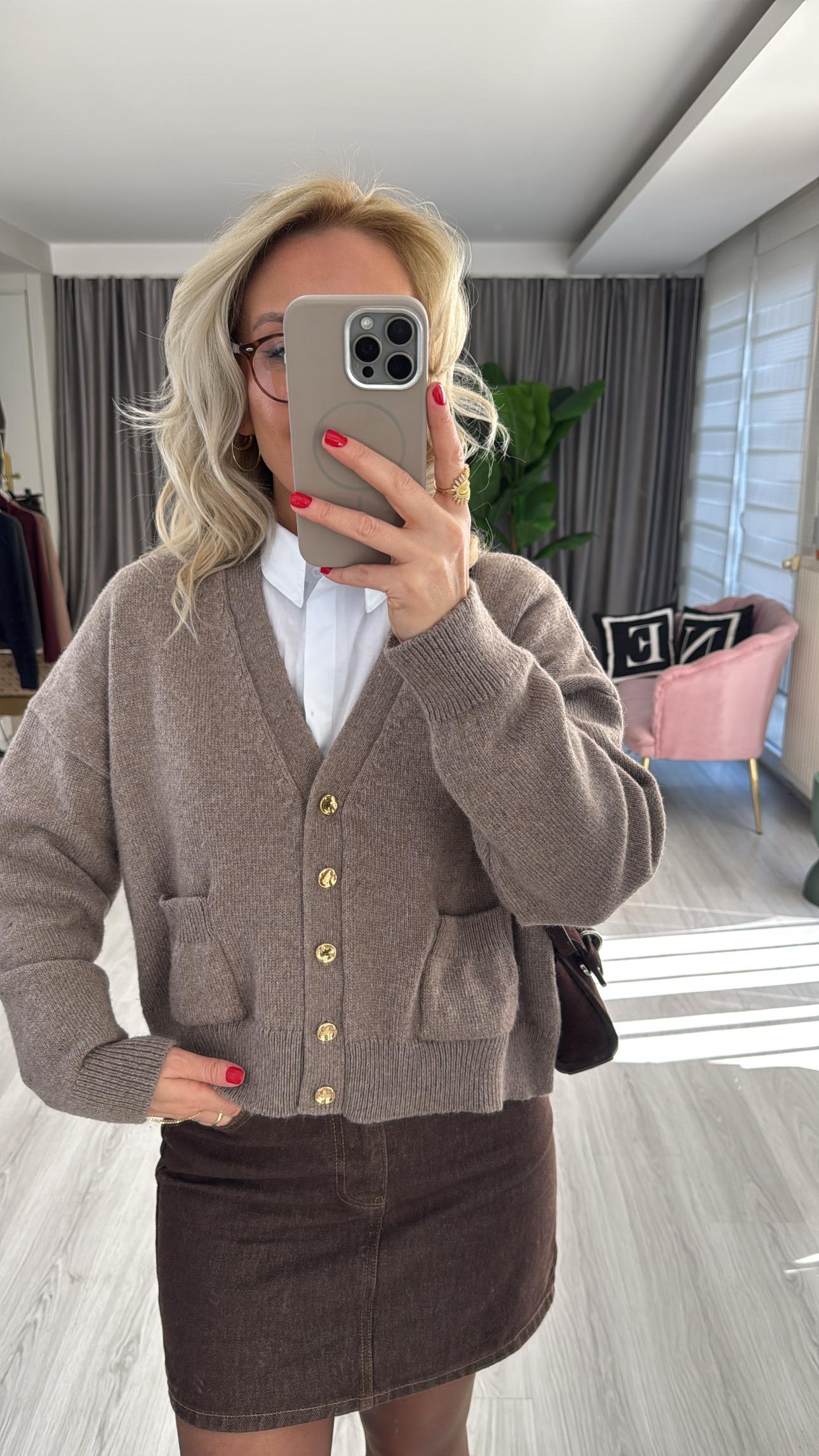 V Yaka Gold Düğmeli Cep Detaylı Vizon Triko Hırka