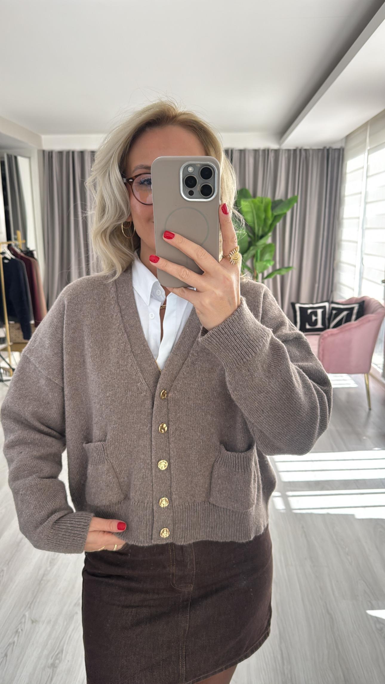 V Yaka Gold Düğmeli Cep Detaylı Vizon Triko Hırka