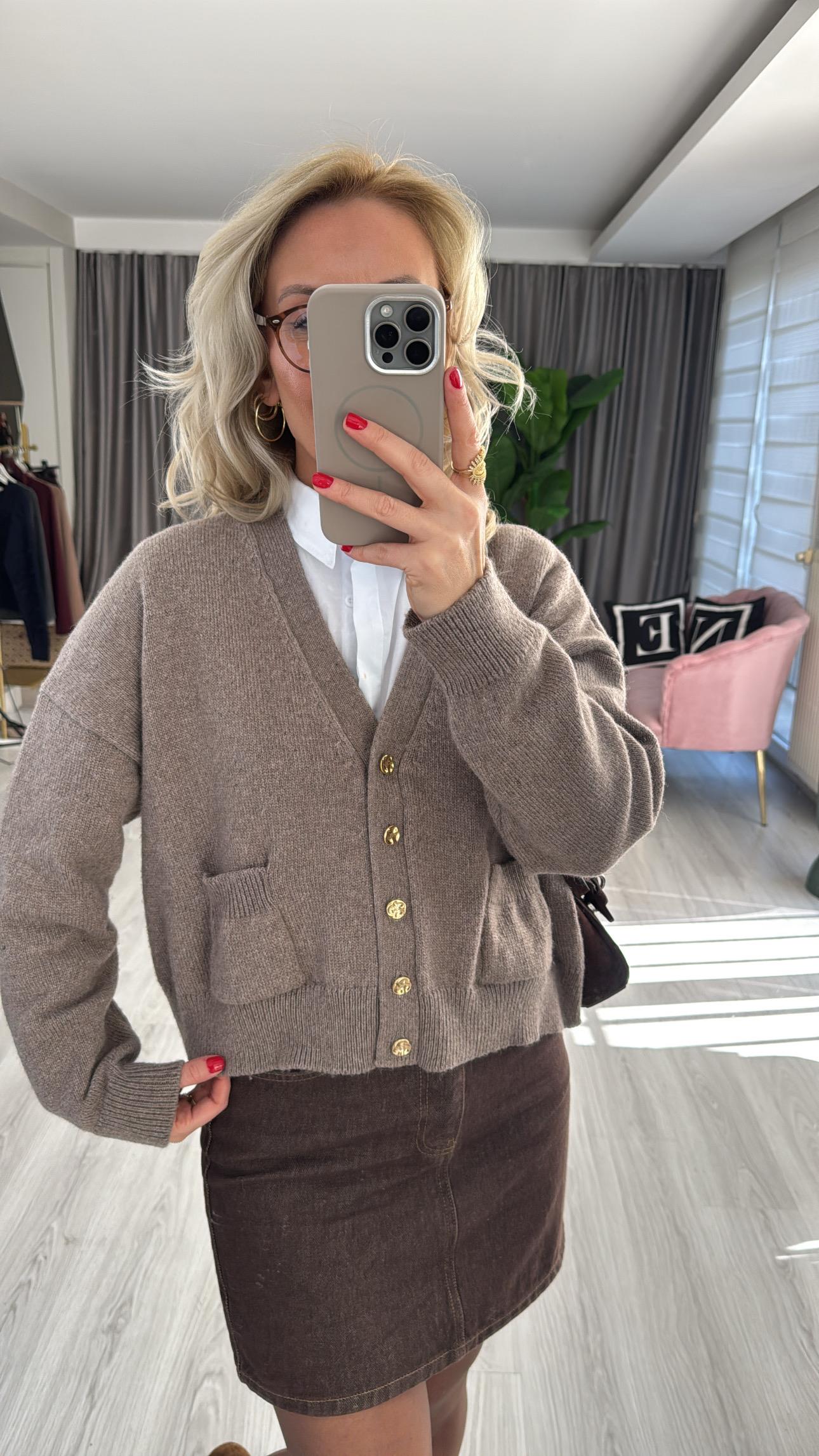 V Yaka Gold Düğmeli Cep Detaylı Vizon Triko Hırka