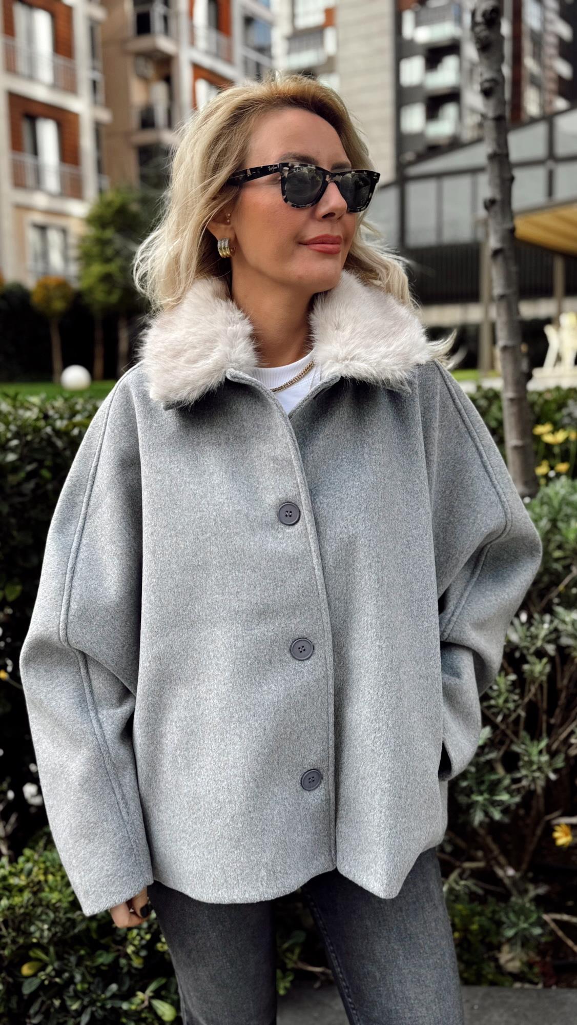 Yakası Çıkarılabilir Kürk Detaylı Gri Kaşe Kaban