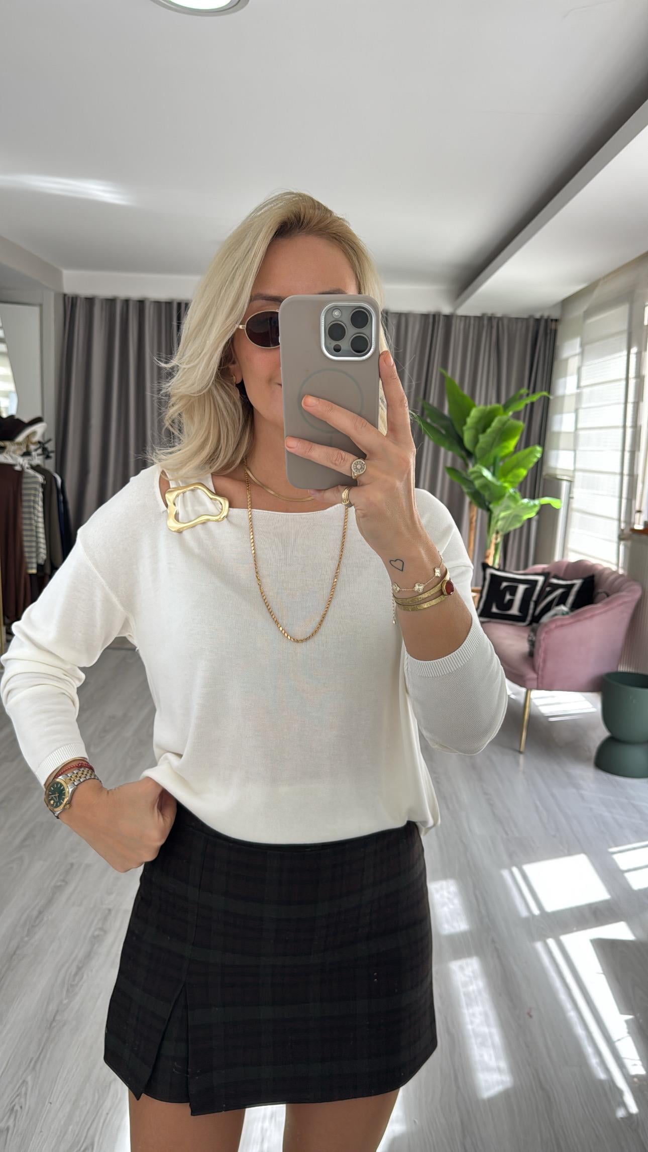 Yakası Gold Aksesuarlı Ekru Merserize Triko