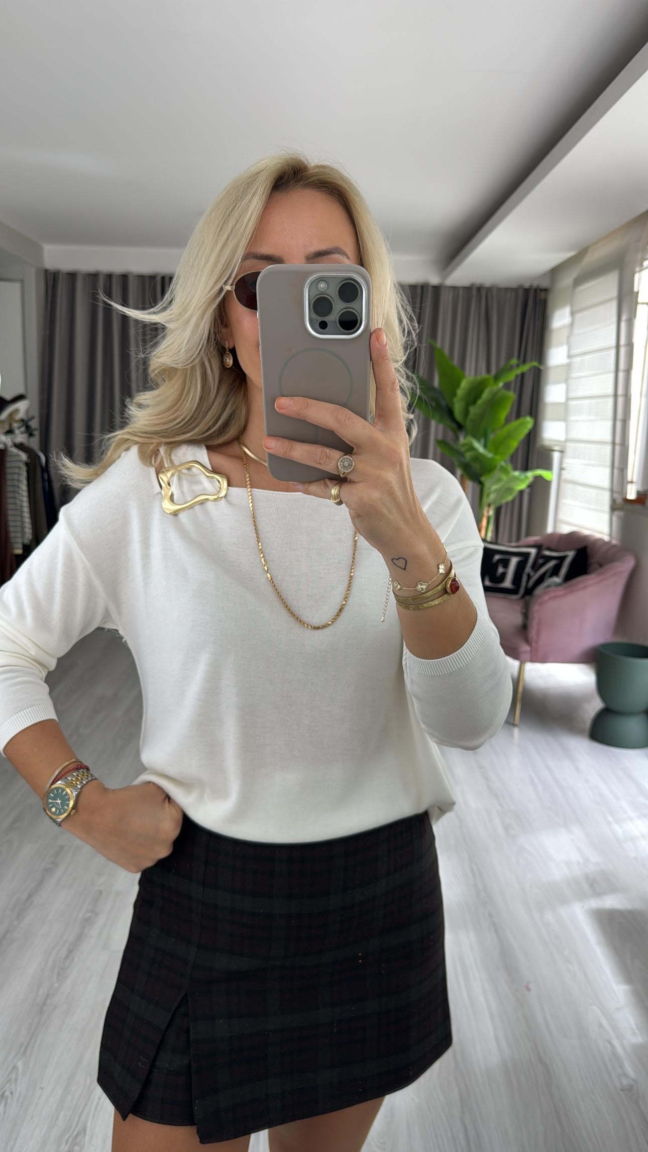 Yakası Gold Aksesuarlı Ekru Merserize Triko