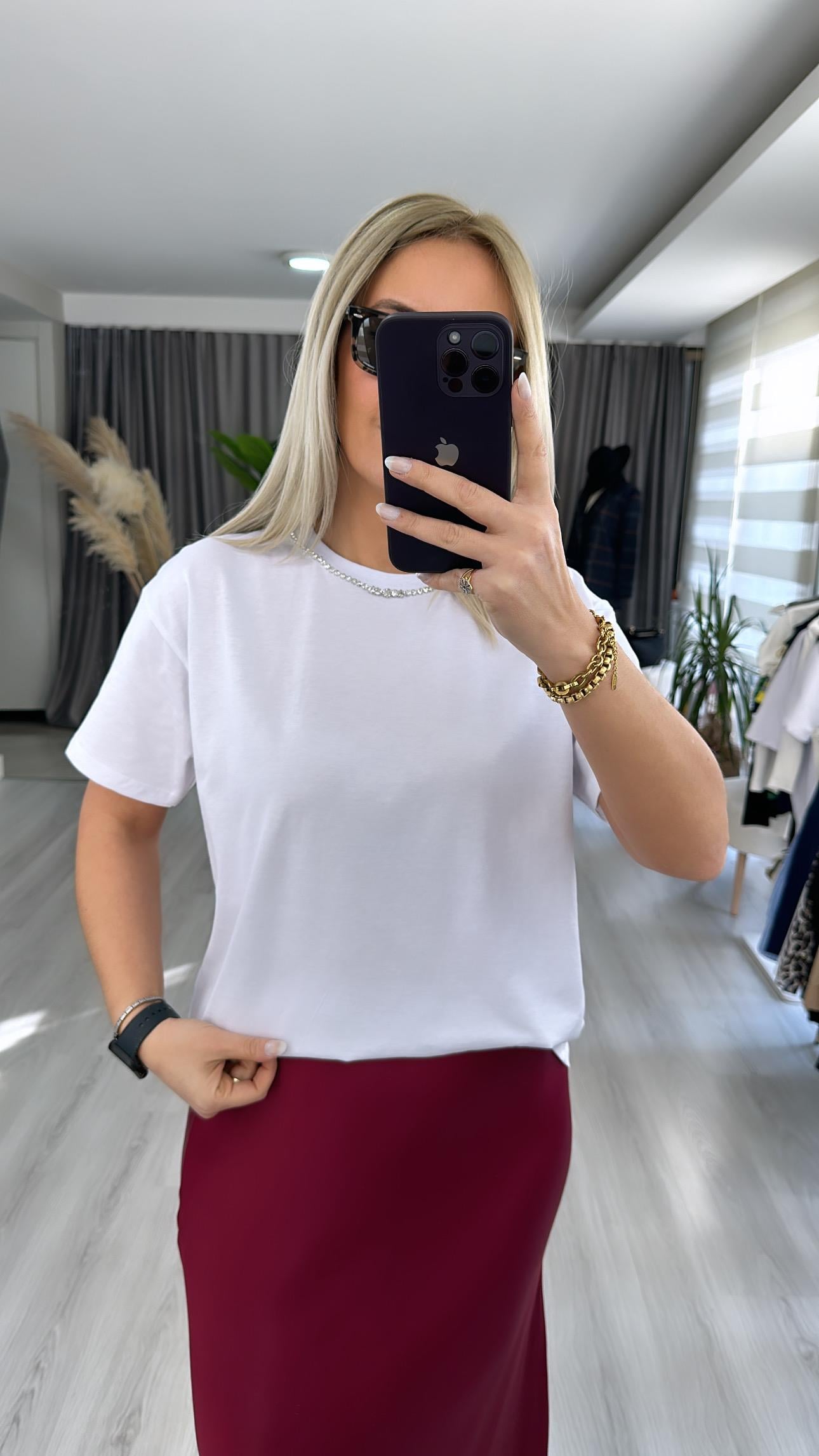 YAKASI TAŞ DETAYLI BEYAZ TİŞÖRT