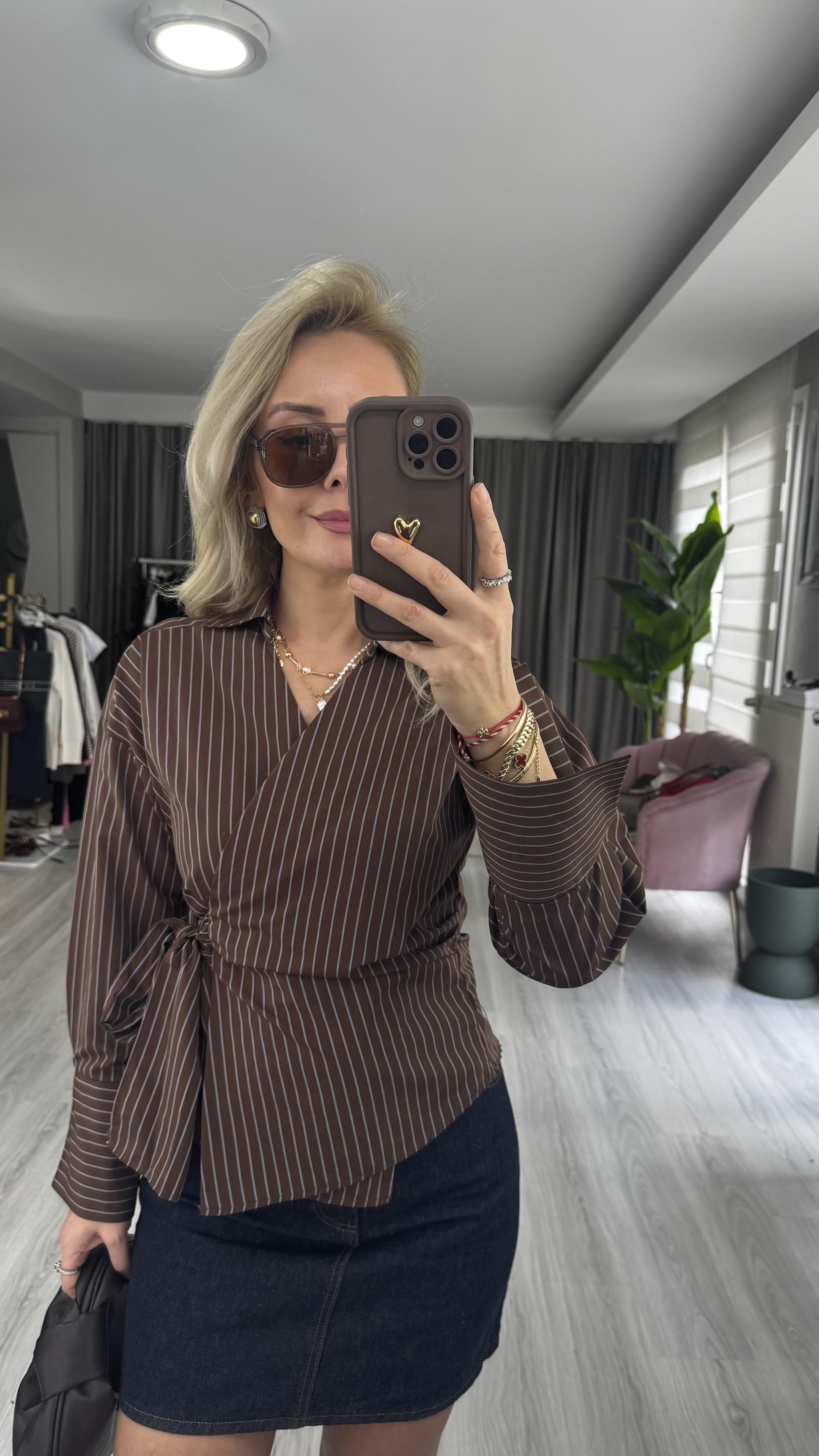 Yandan Bağlamalı Mavi Çizgili Kahverengi Gömlek
