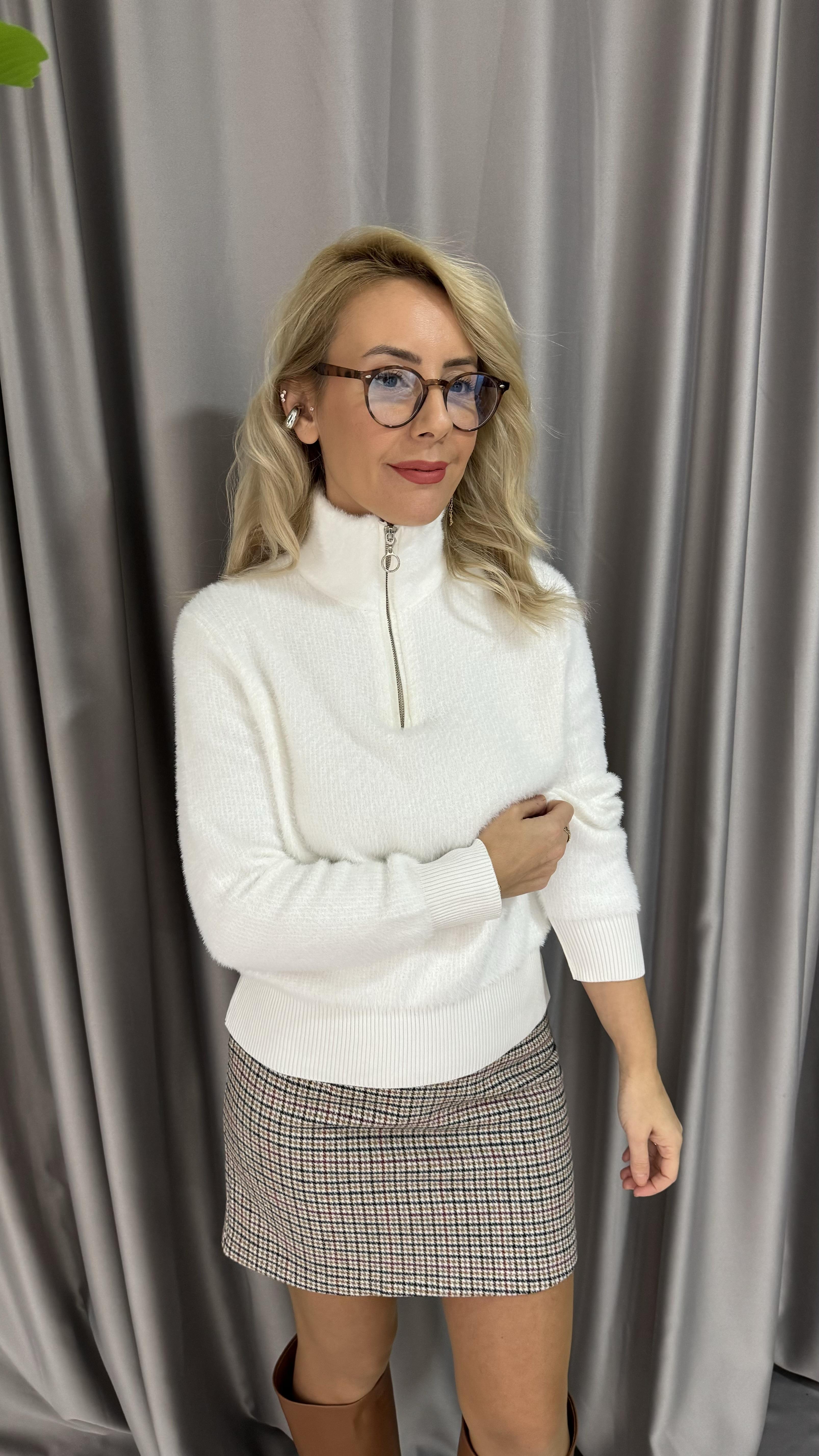 Yarım Fermuarlı Sakallı Yumuşacık Beyaz Triko