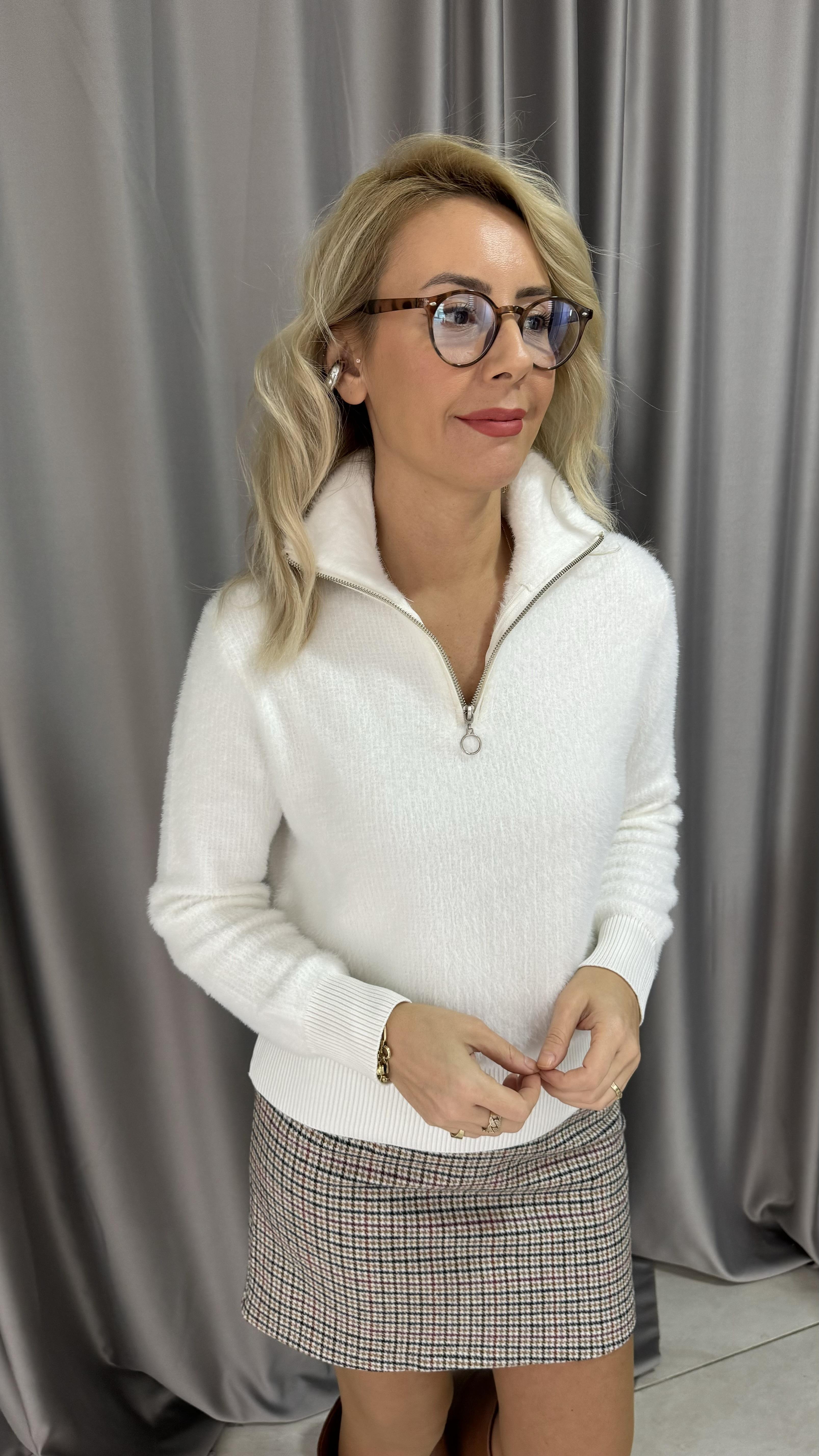 Yarım Fermuarlı Sakallı Yumuşacık Beyaz Triko