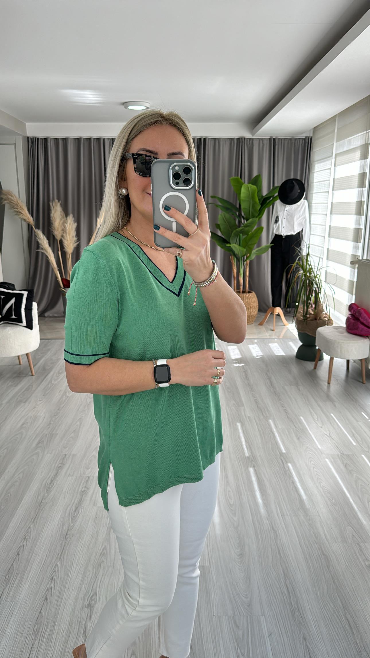 YARIM KOL, LACİVERT ŞERİTLİ, V YAKA YEŞİL MERSERİZE TRİKO