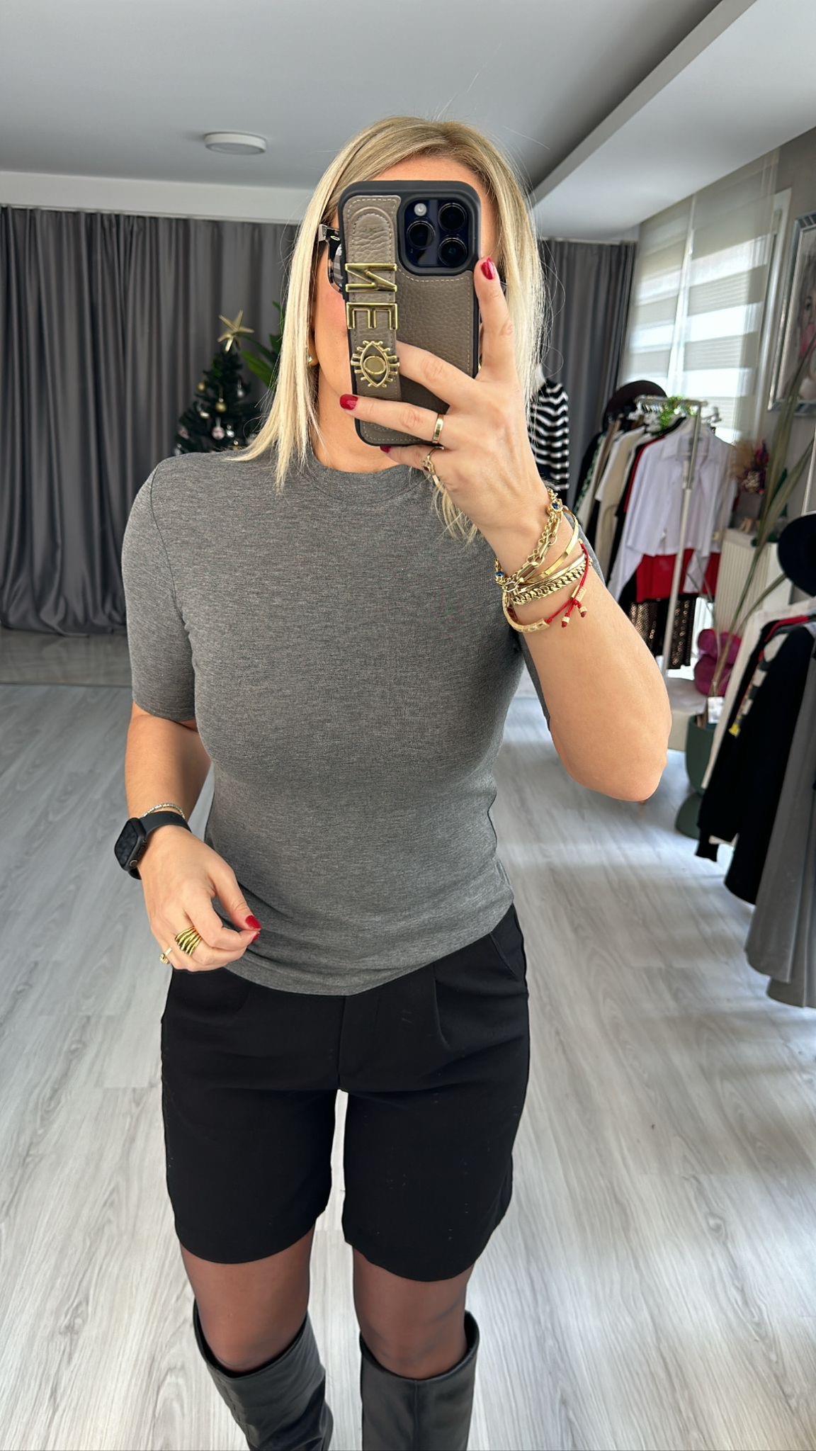 YÜKSEK YAKALI GRİ TİŞÖRT