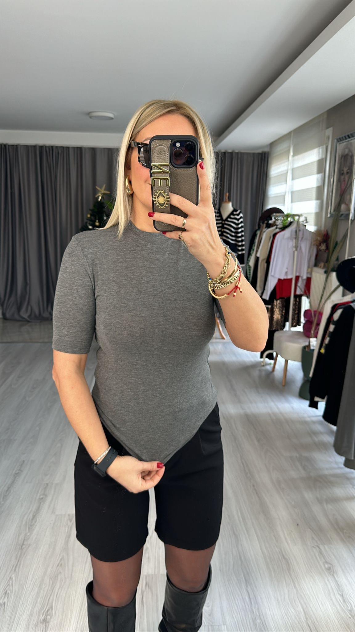 YÜKSEK YAKALI GRİ TİŞÖRT