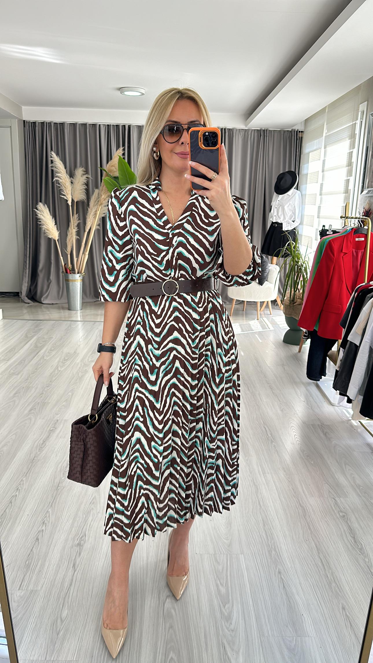 ZEBRA DESENLİ, ETEĞİ PİLİSELİ KEMERLİ KAHVE RENGİ ELBİSE